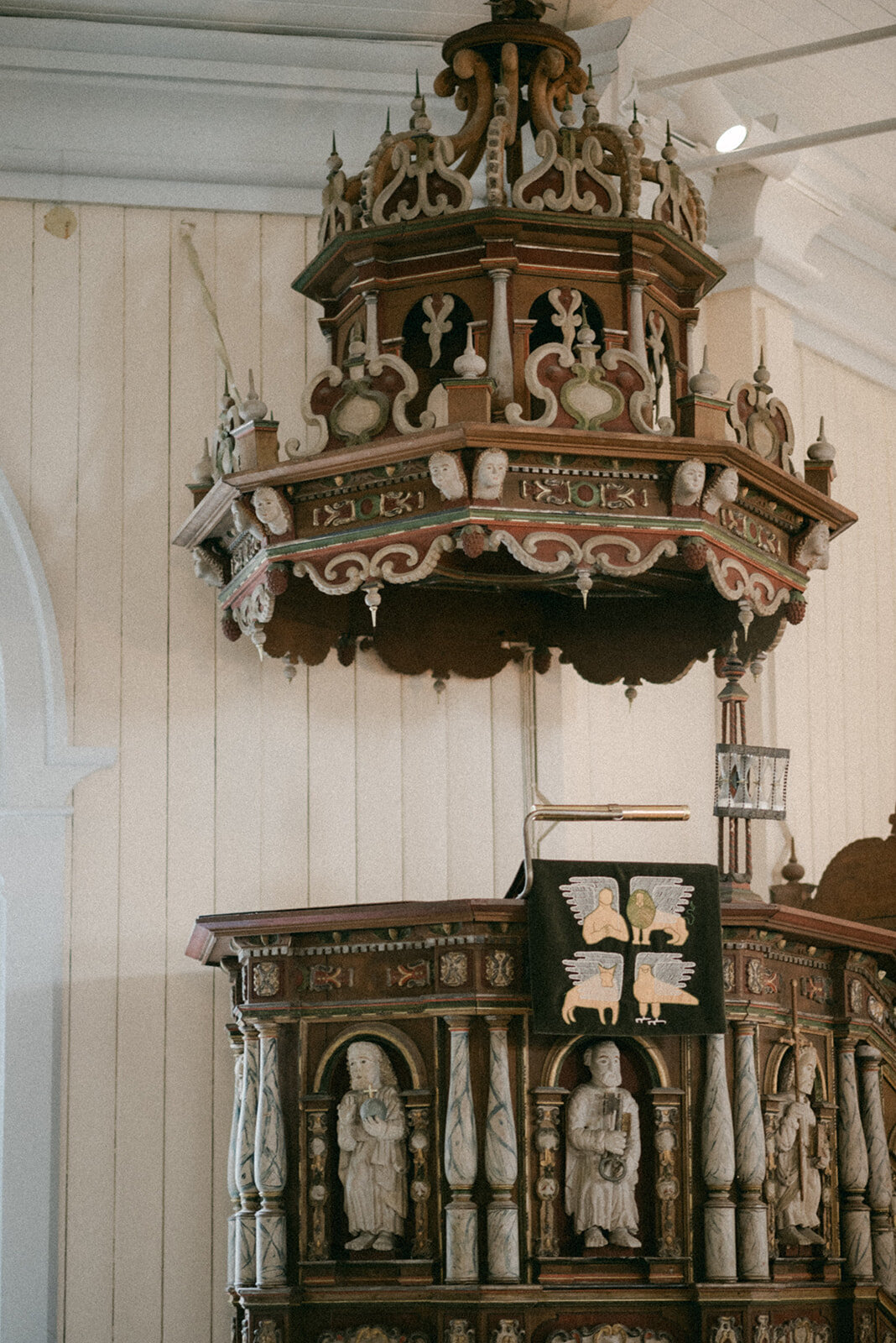 Wedding photograph of Askola church by photographer Hannika Gabrielsson