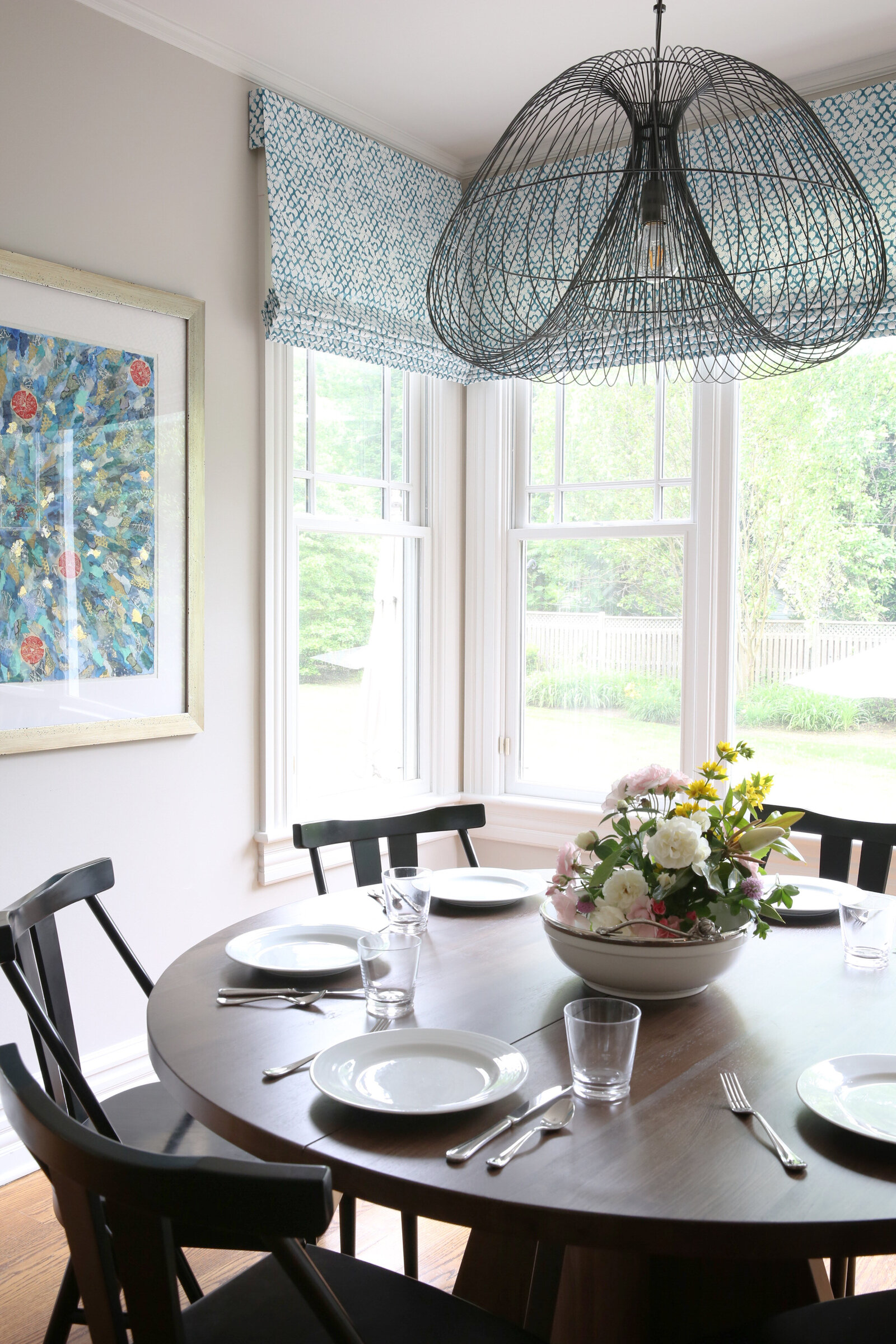 ROUND-KITCHEN-TABLE-WITH-MODERN-LIGHTING