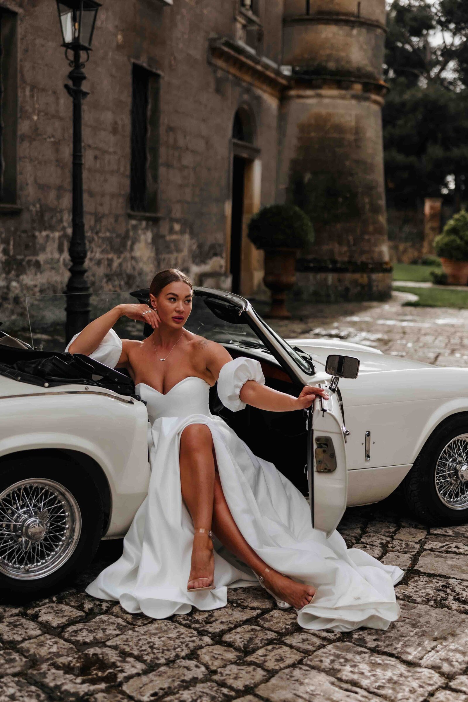 Bruidsfotograaf legt een prachtig bruidspaar vast tijdens een romantische en spontane trouwshoot.
