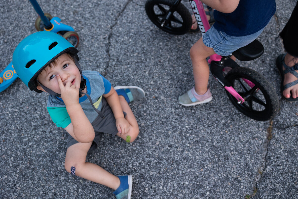 LightCreative_202408_AbigailJosh_ToddlersBikeRiding_SpringCandidPhotoSession_RaleighDocumentaryFamilyPhotographer_010_blog