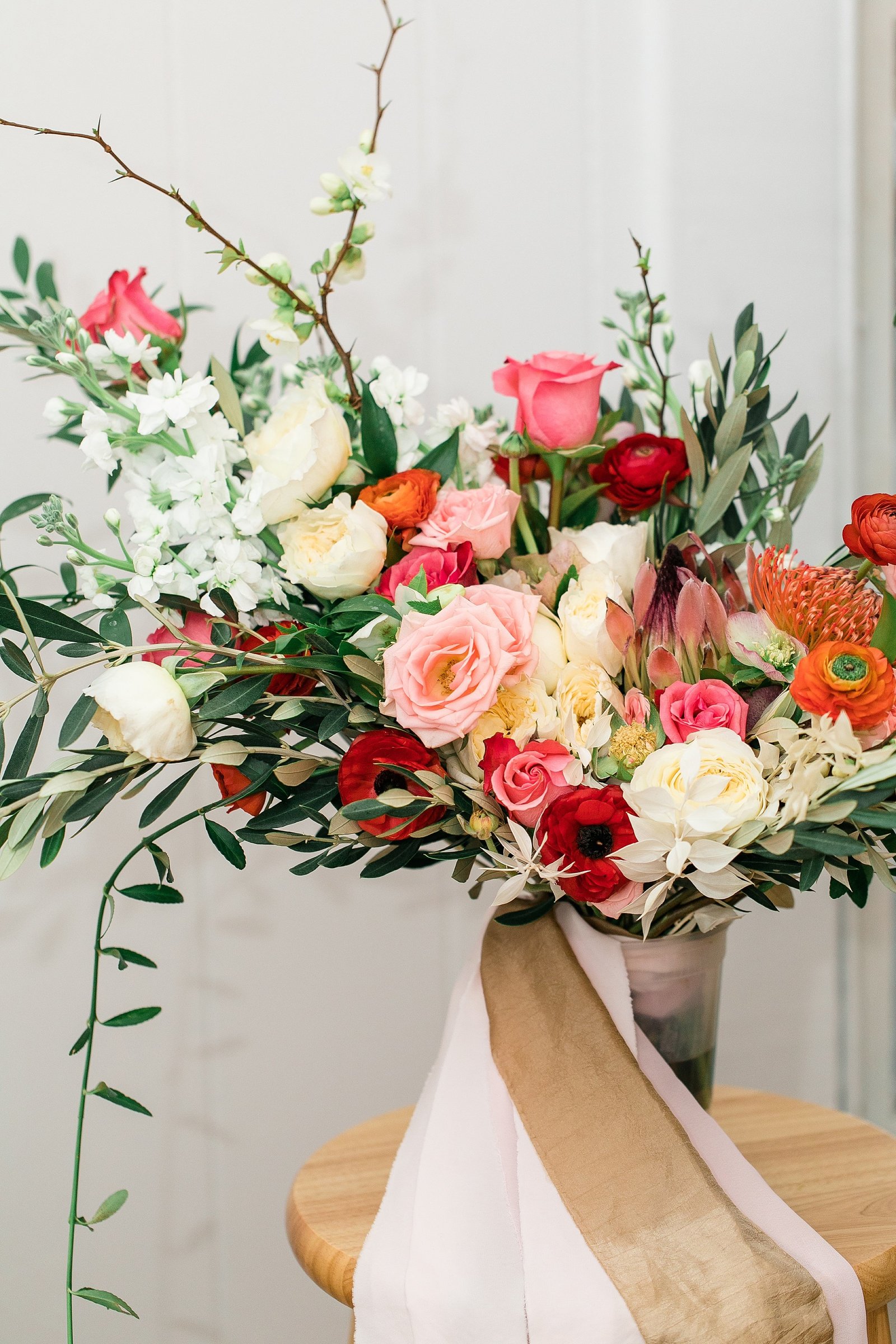 bridal-bouquet-protea-roses-ranaucula