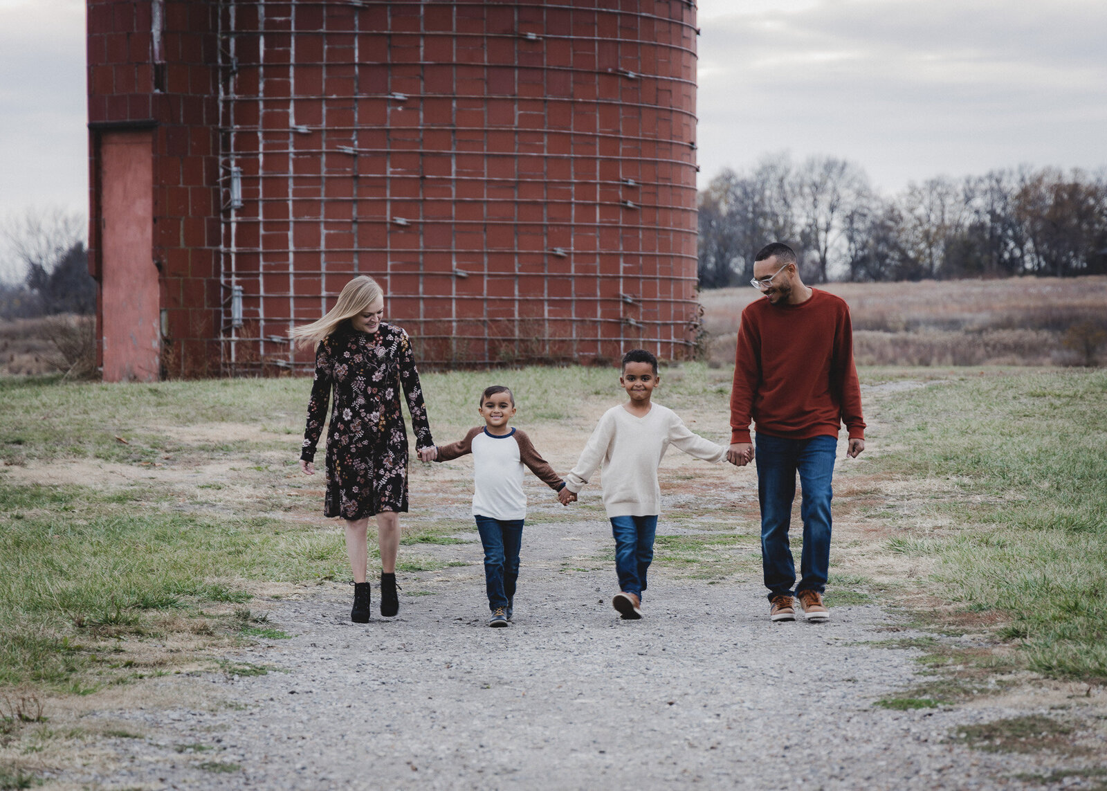 best family portrait photographer in kansas city at heritage park
