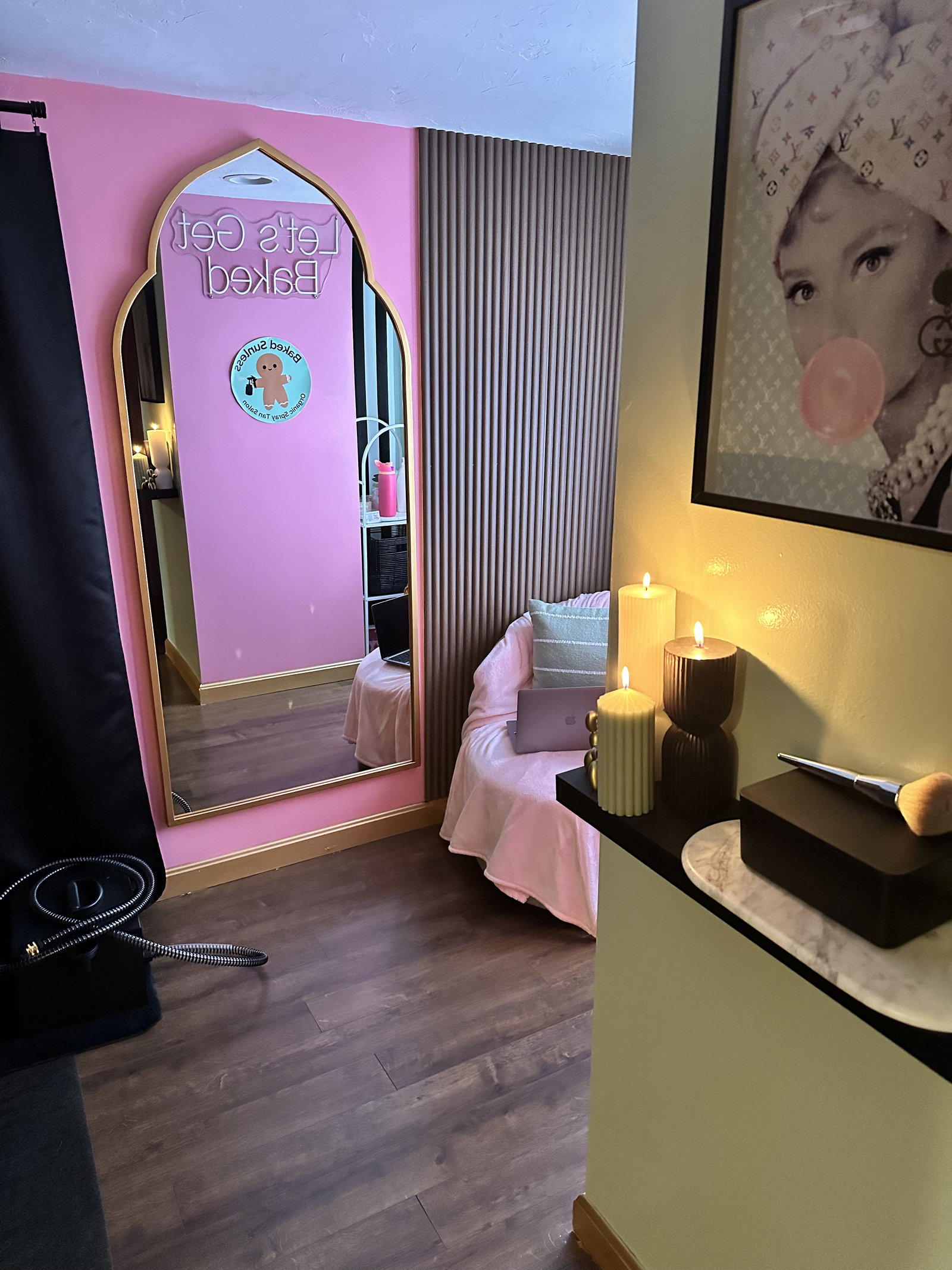 Salon Dark Photo