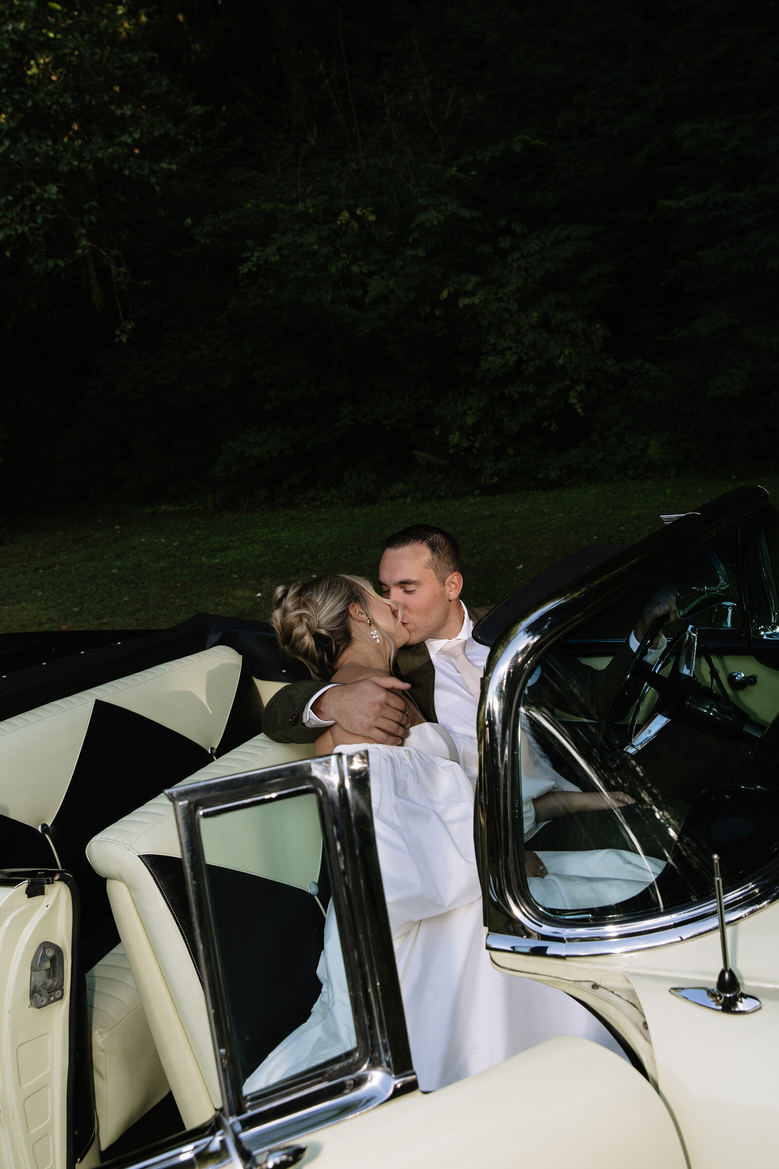 Bride and groom kissing in classic car, taken by Erica Rochelle Photography, Washington elopement photographers