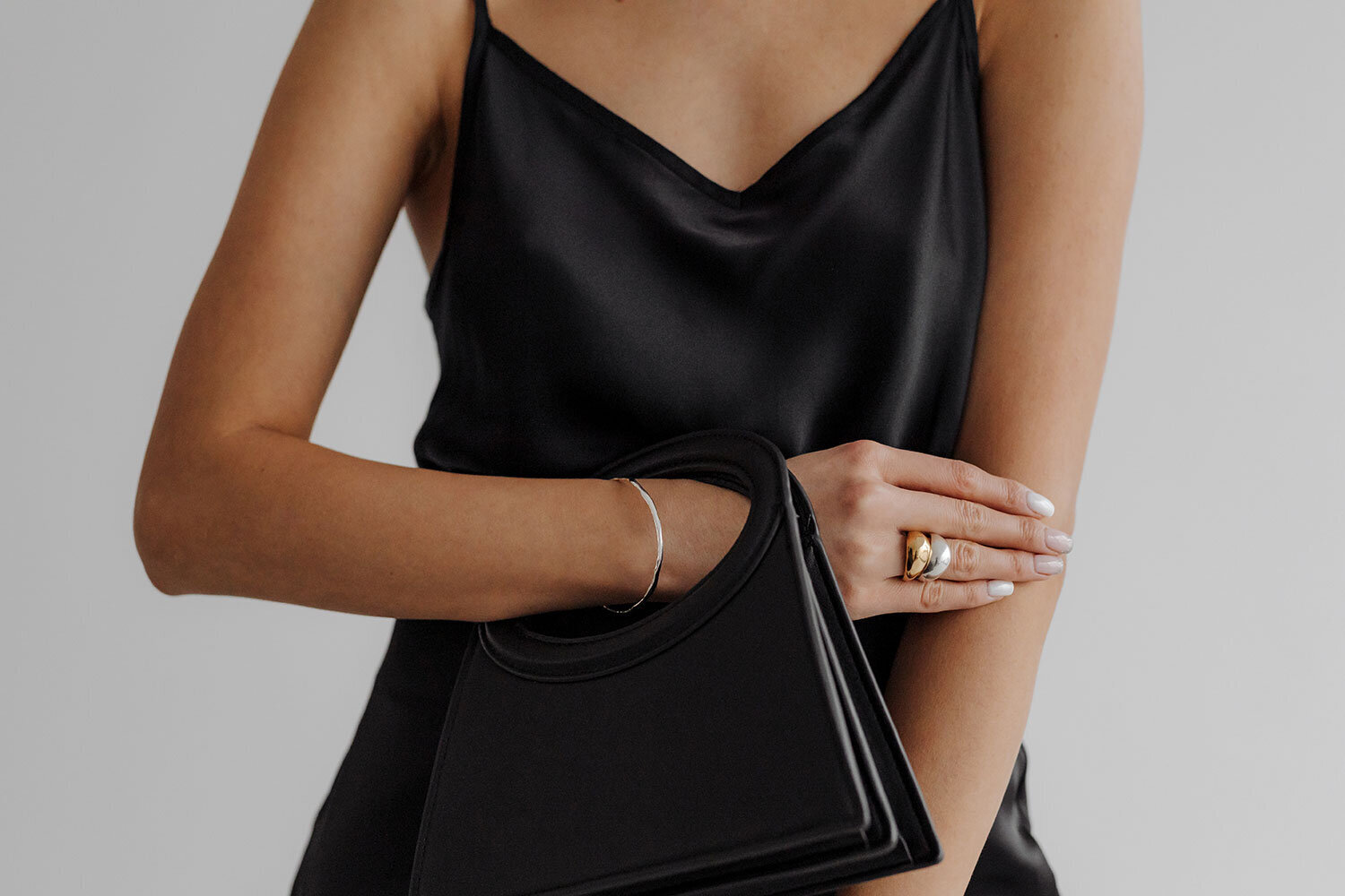 kaboompics_chic-minimalism-black-fashion-accessories-dark-aesthetics-36892