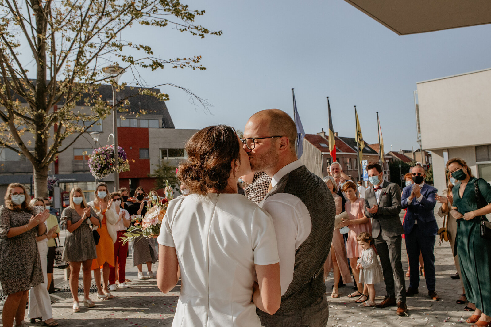 De eerste openbare kus voor vrienden en familie bij een coronahuwelijk