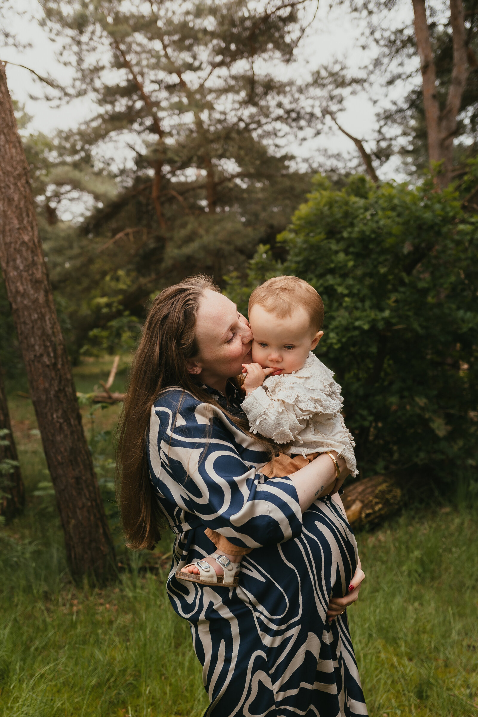 zwangere mama met kind in bos
