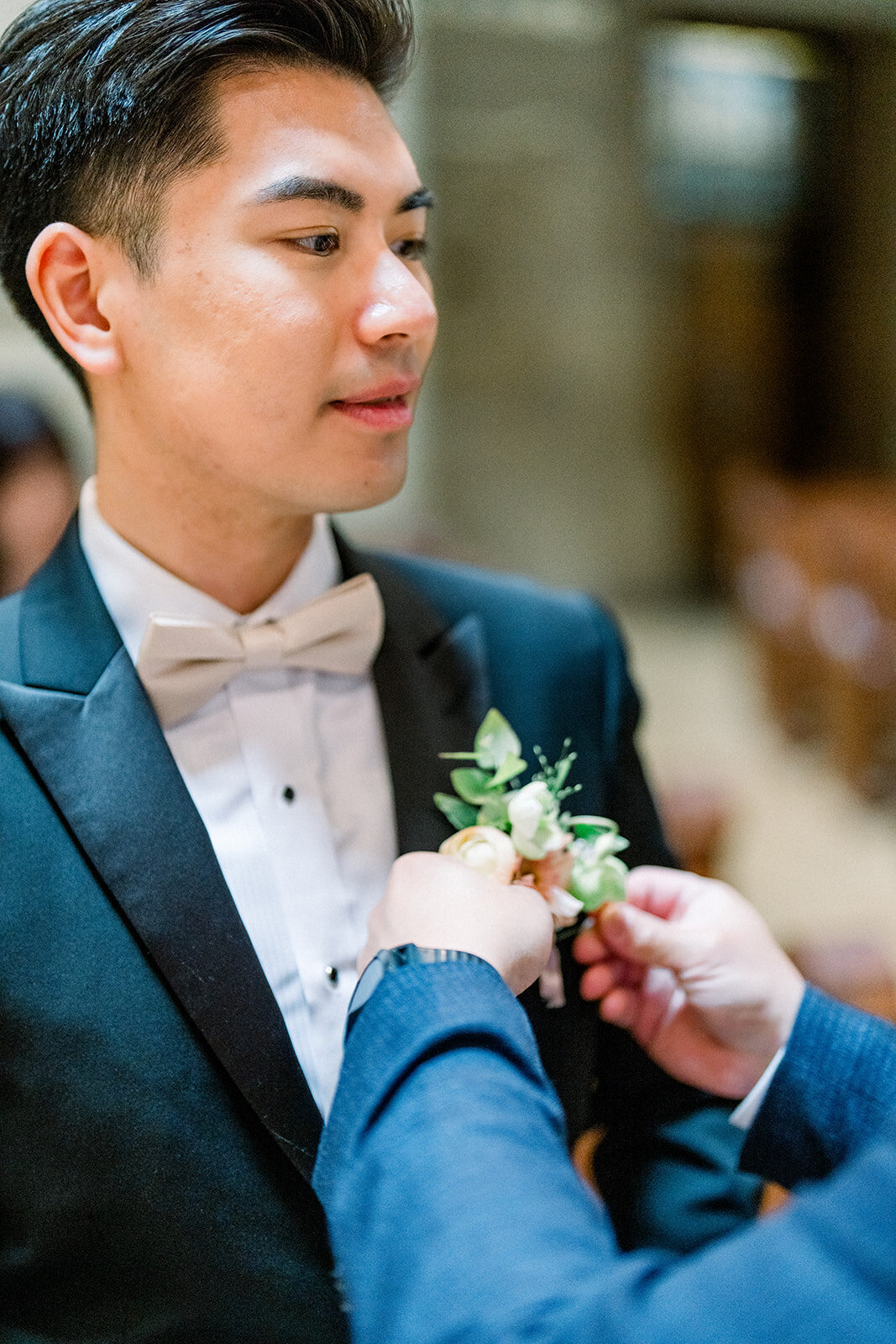 A close-up of the groom’s elegant boutonniere, perfectly complementing his attire for the wedding at Stanford Memorial Church.