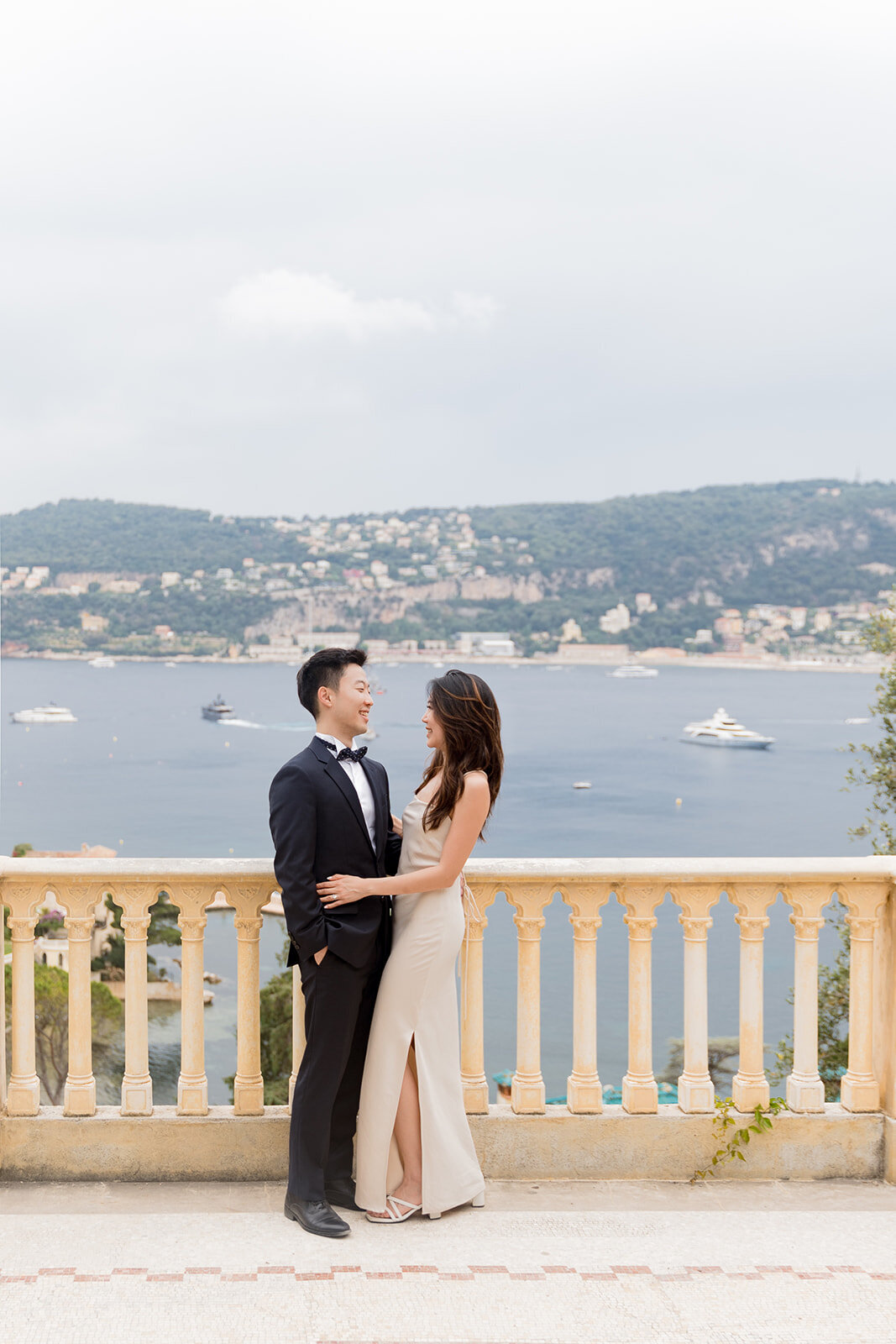couple-photoshoot-in-villa-ephrussi-saint-jean-cap-ferrat-see-view-mariage-proposal-best view-for-proposal