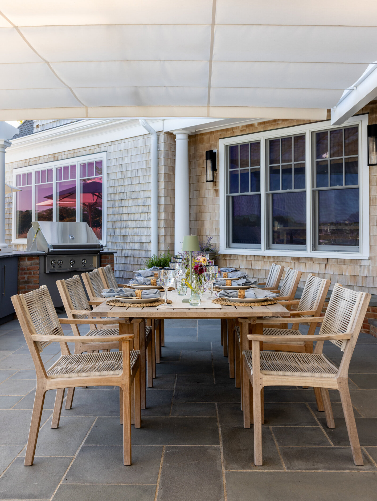 HAMPTONS STYLE OUTDOOR KITCHEN AND DINING