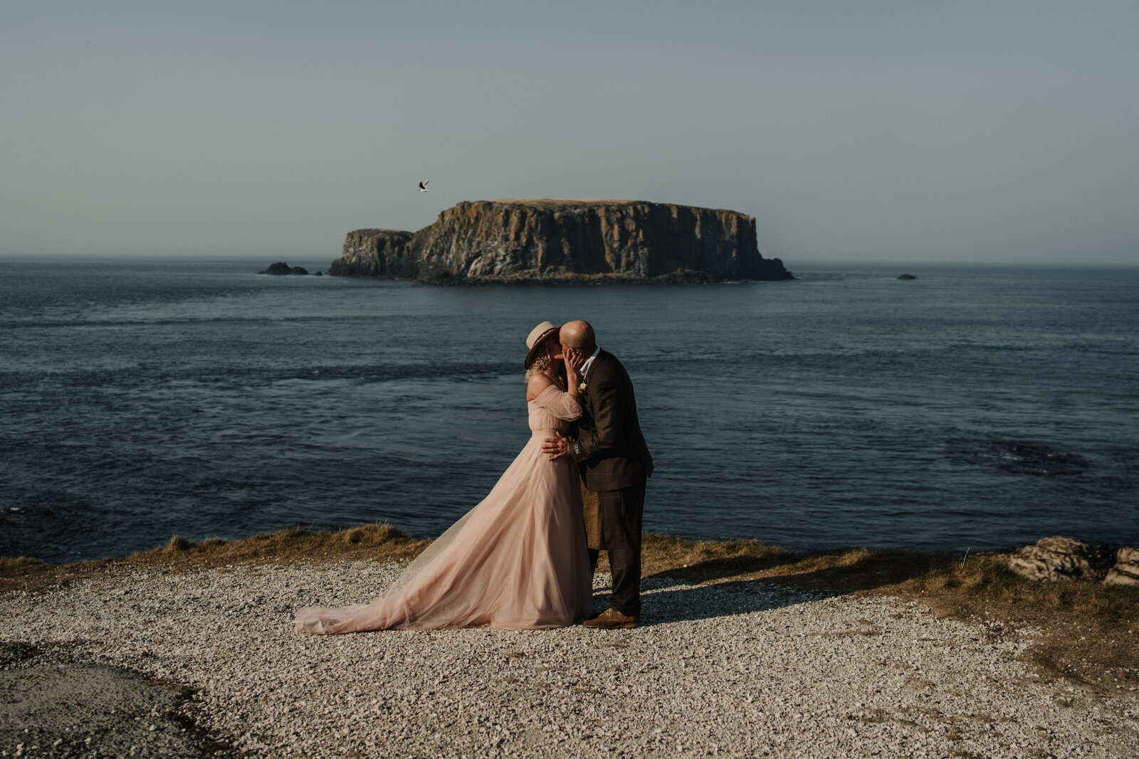 carrick-a-rede-rope-bridge-wedding-00939-42