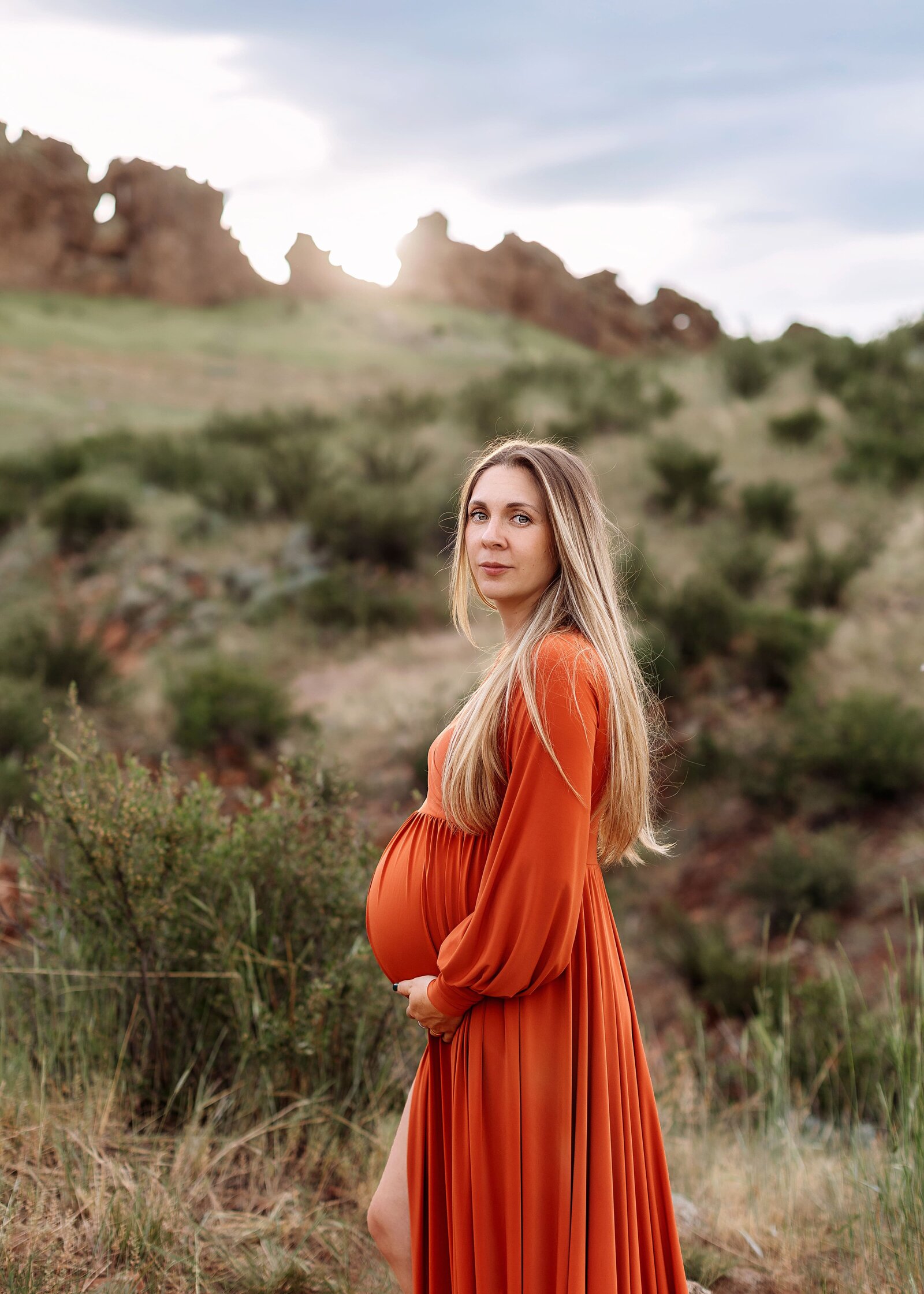 mom to be at devils backbone for photos at sunset