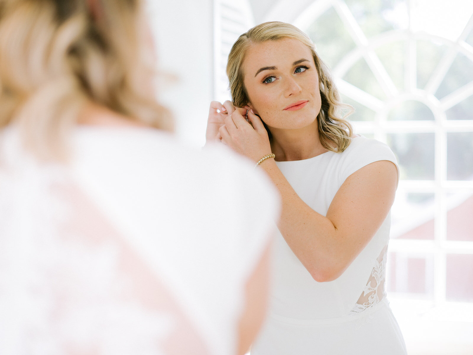 bride getting ready in estate house raleigh, NC