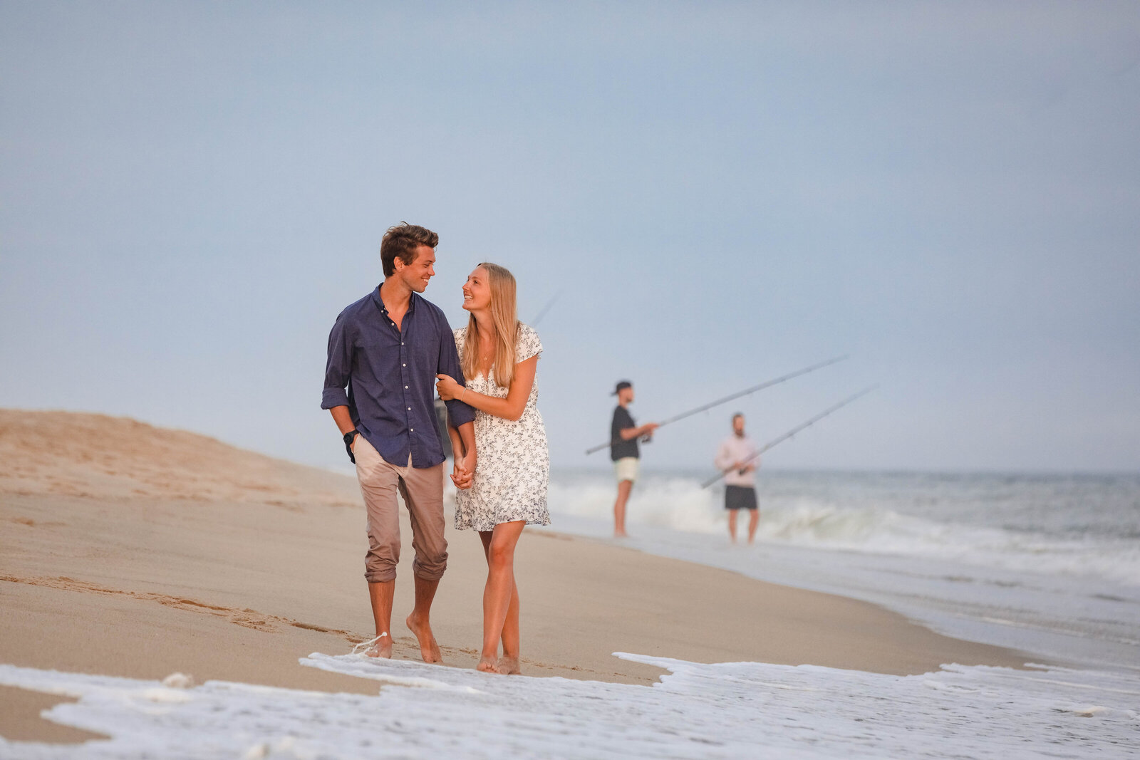 nantucket-engagement-couple-walks-on-beach-lisa-gilbert-photography