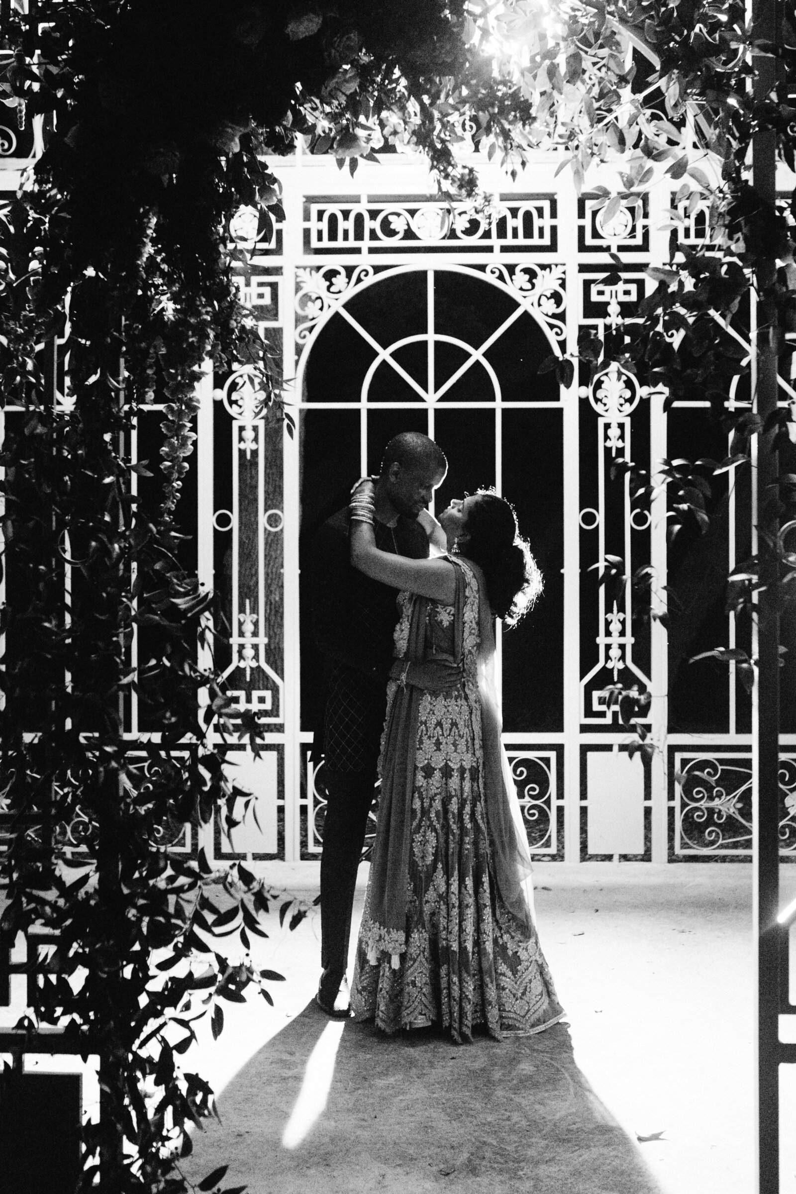 B&G B&W night gazebo