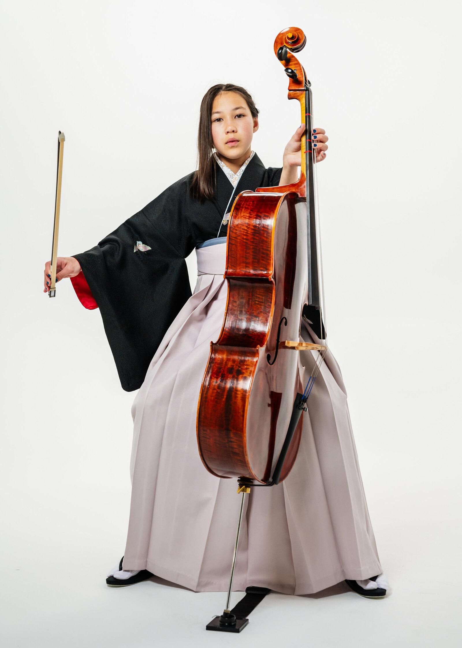 Girl in black kimono and pale hakama playing cello at graduation | 卒業式 女の子 袴 チェロ 演奏