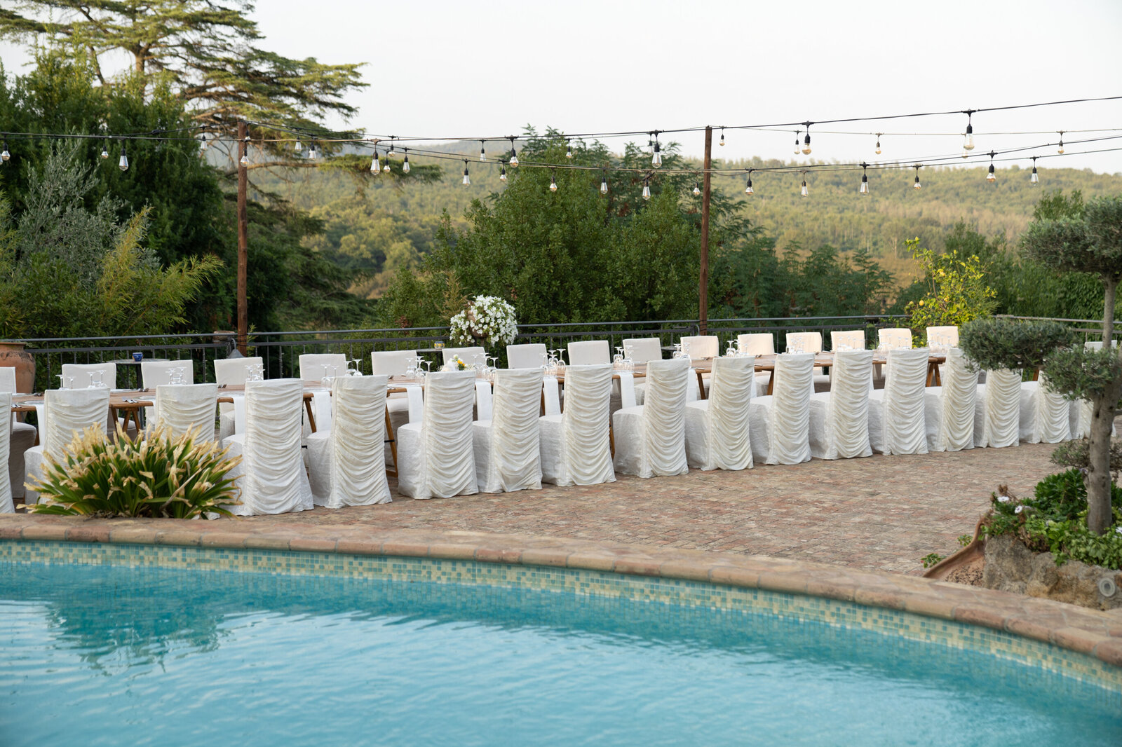 The table scape of a dining table at a poolside wedding | Megan Smith Photography