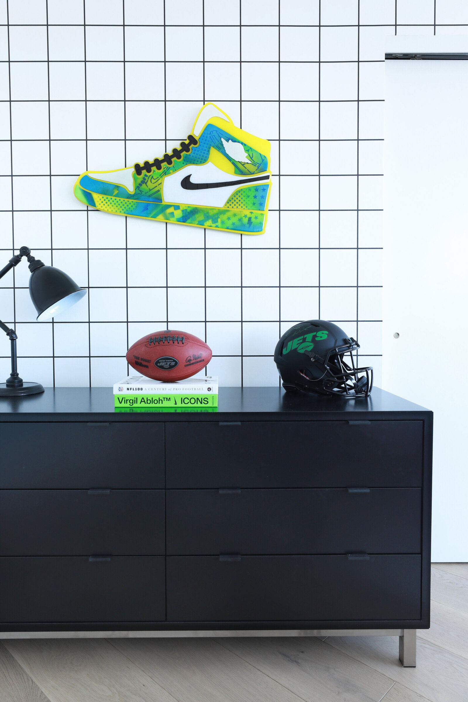 BOYS BEDROOM GRAPHIC WALLPAPER TWEEN SPORTS MEMORABILIA ORGANIZED