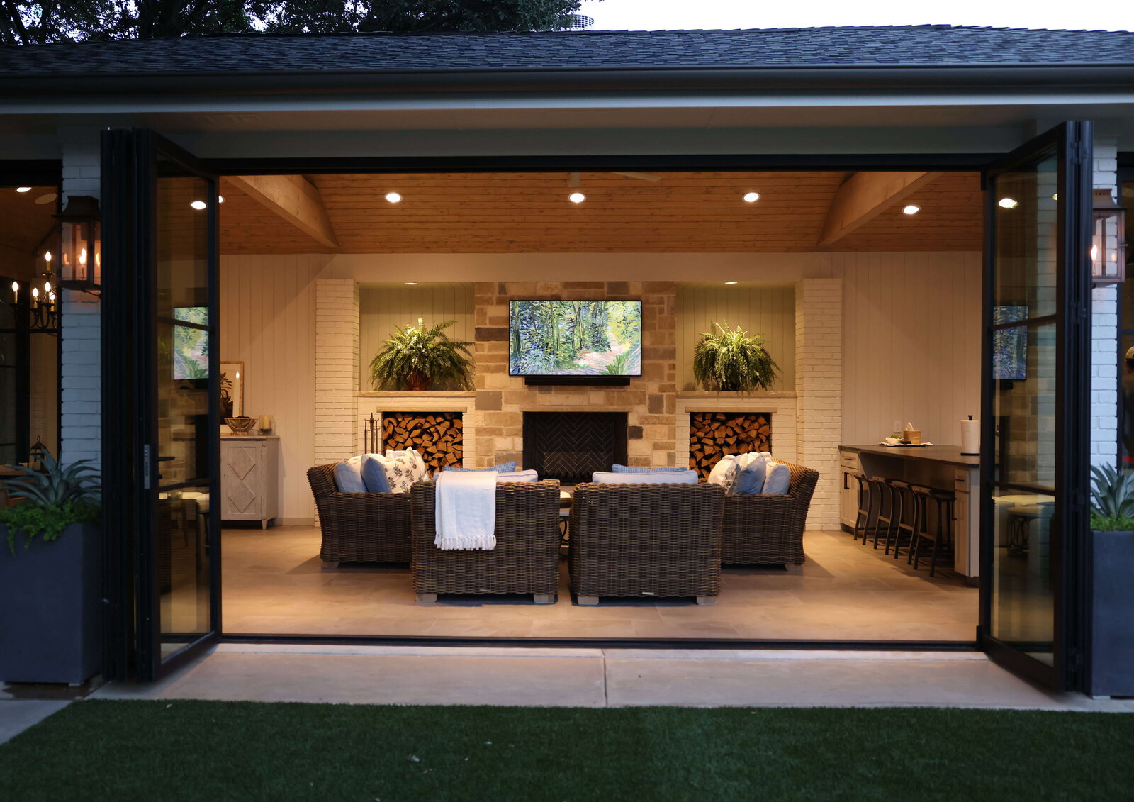 burgundy-road-outdoor-living-space-architecture