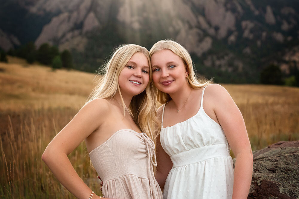 teenage-sisters-blonds-light-love-mountain-nature-natural-light-senior-family