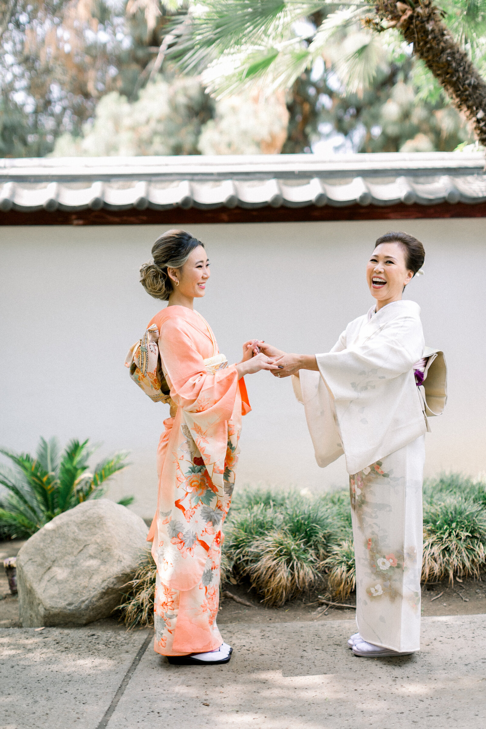Mother and daughter sharing a joyful moment during a Seijinshiki coming-of-age celebration at Brand Park tea house Glendale. Available for family kimono rental in Los Angeles | ロサンゼルスで親子着物レンタル。ブランドパークで成人式を祝う母娘の笑顔のツーショット