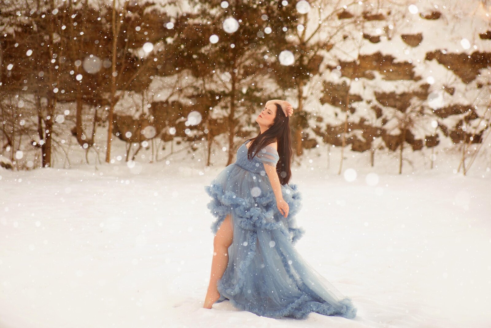 Nashville TN Photographer captures a beautiful Maternity photoshoot image in the snow