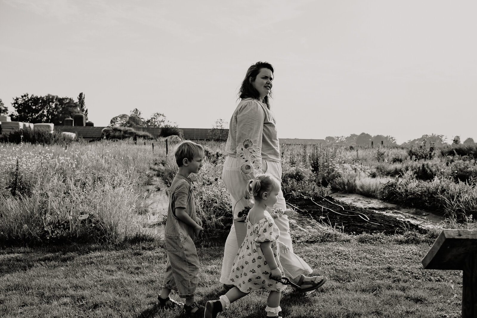 gezinsfotoshoot fotoshoot gezin gezinsfotografie gezinsfotograaf gezinsfotoshoot eindhoven gezinsshoot zwangerschap gezinsshoot buiten spontane gezinsfoto'a
