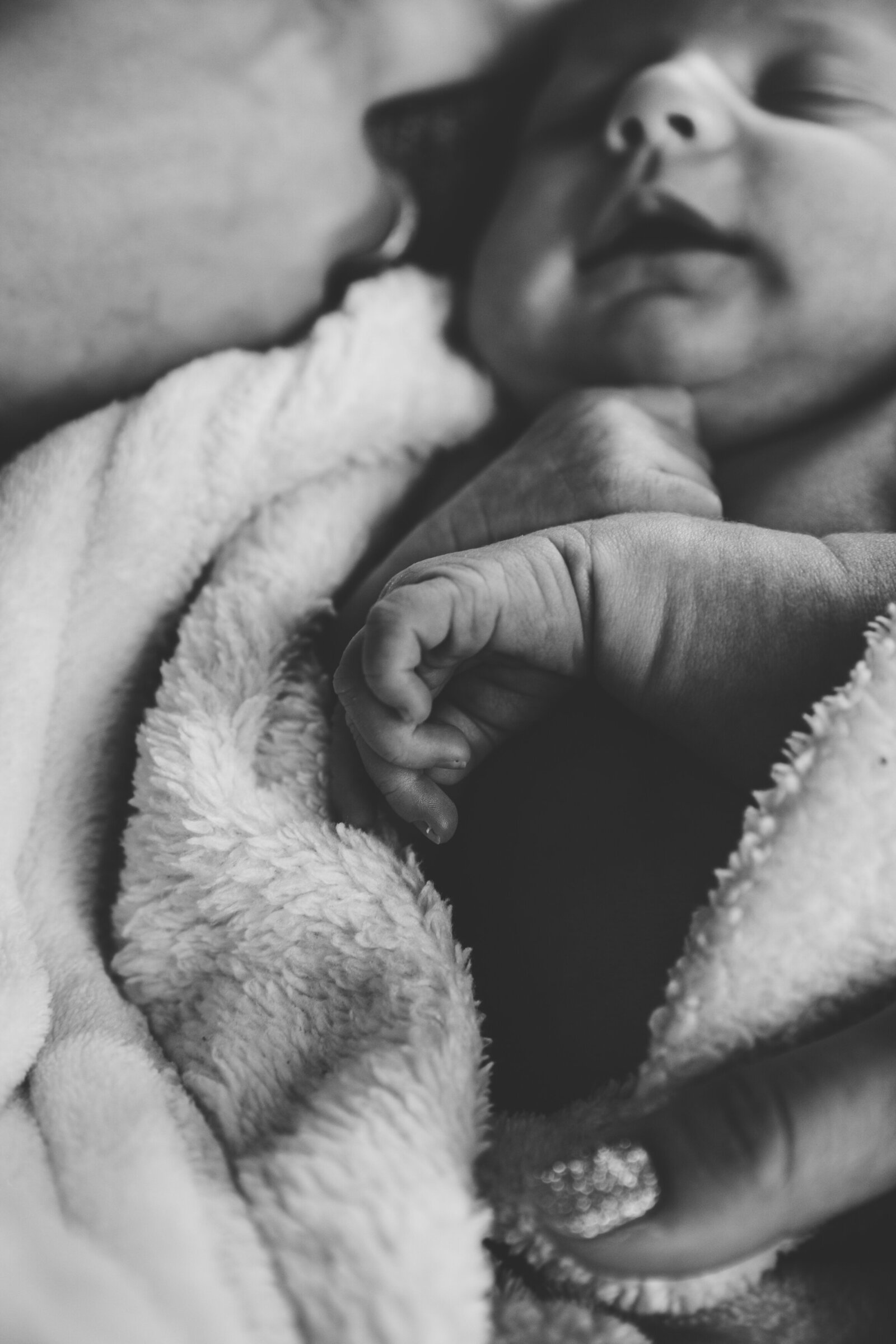 untitled-191229-021newborn-curled-hand-held-by-mama