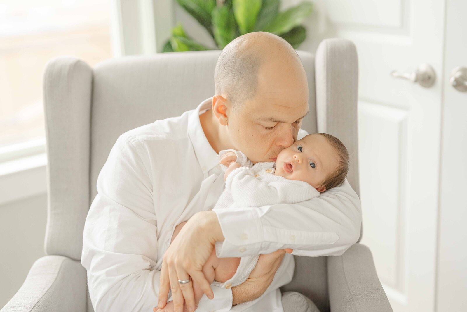 dad kissing baby during Centreville, VA newborn picture