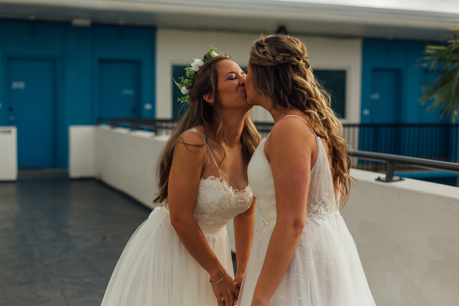 marriers-kissing-before-their-florida-wedding-photo-iris-and-urchin-ryley