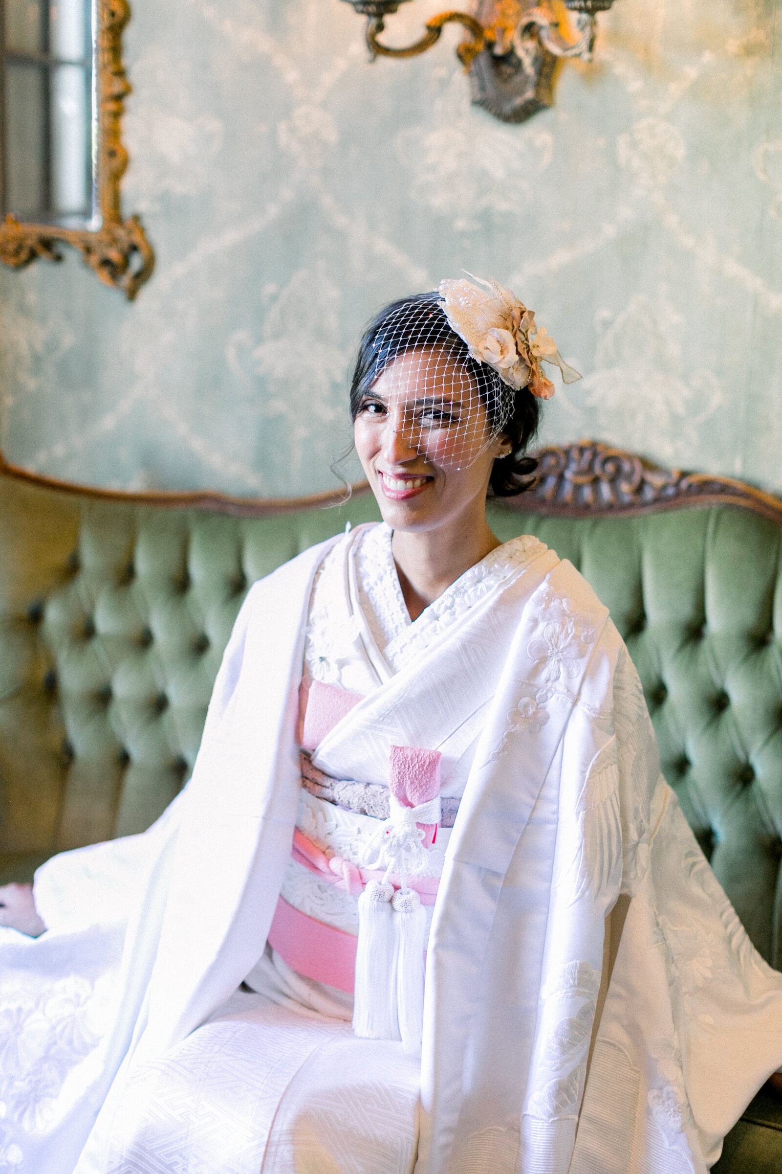 Bride holding a white hydrangea bouquet and wearing a pale lavender and gray-ivory shiromuku wedding kimono at Carondelet House, Los Angeles California, perfect for kimono rental | 白い紫陽花のブーケを持つラベンダーとグレーアイボリーの白無垢花嫁 カロンデレットハウス ロサンゼルス カリフォルニア　着物レンタル可能