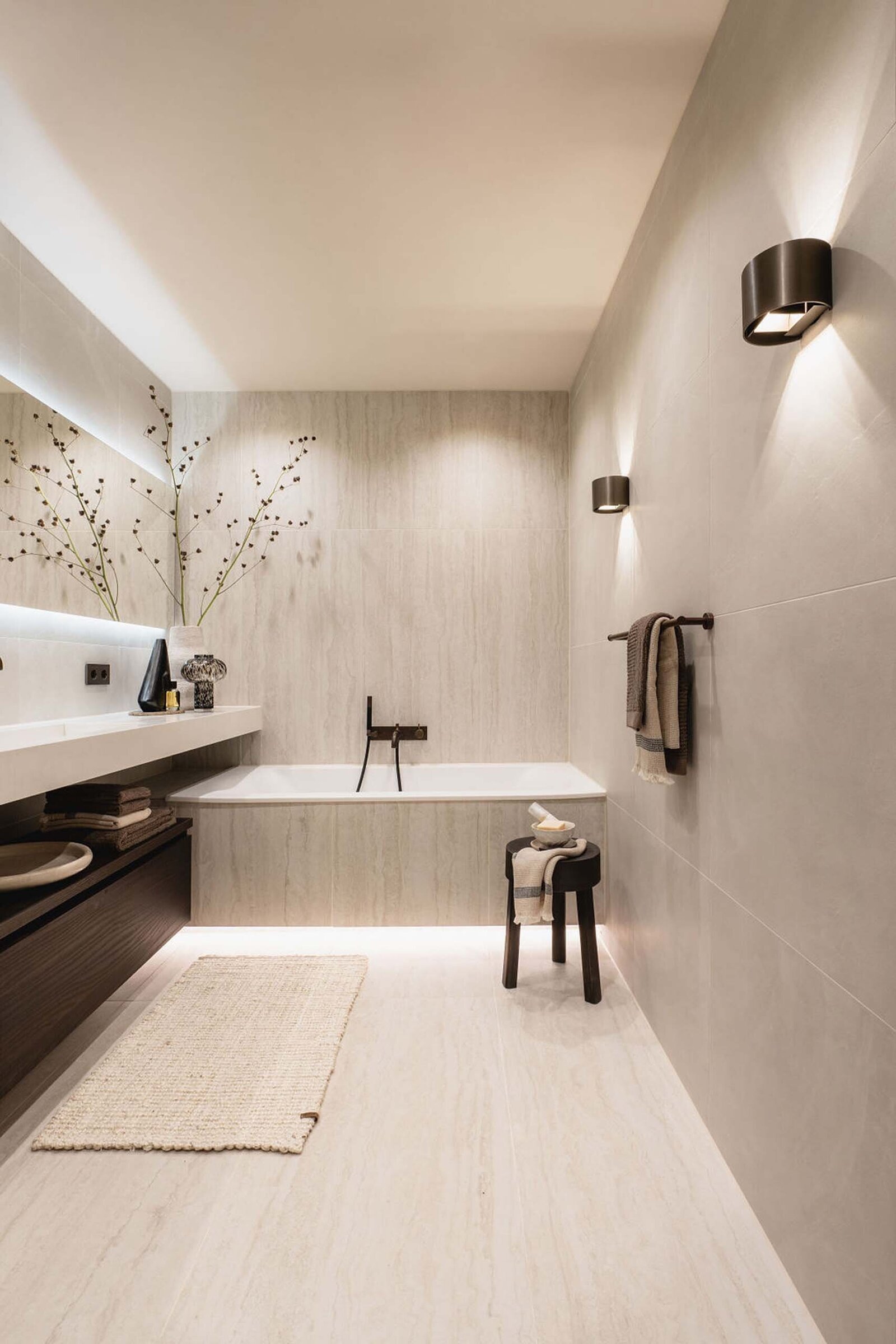 fotostyling-deeerstekamer-badkamer-travertin-luxe-design-japandi-naturel-project-amsterdam-spiegel-badkamermeubel-overzicht-annedelange