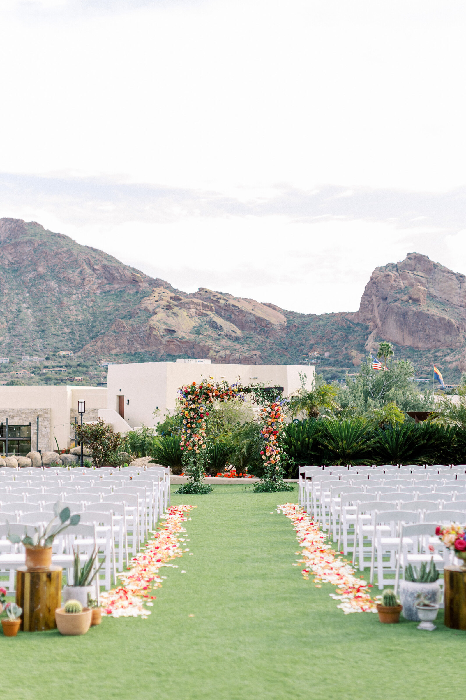 florists-in-phoenix-outdoor-wedding-ceremony-camelback-inn