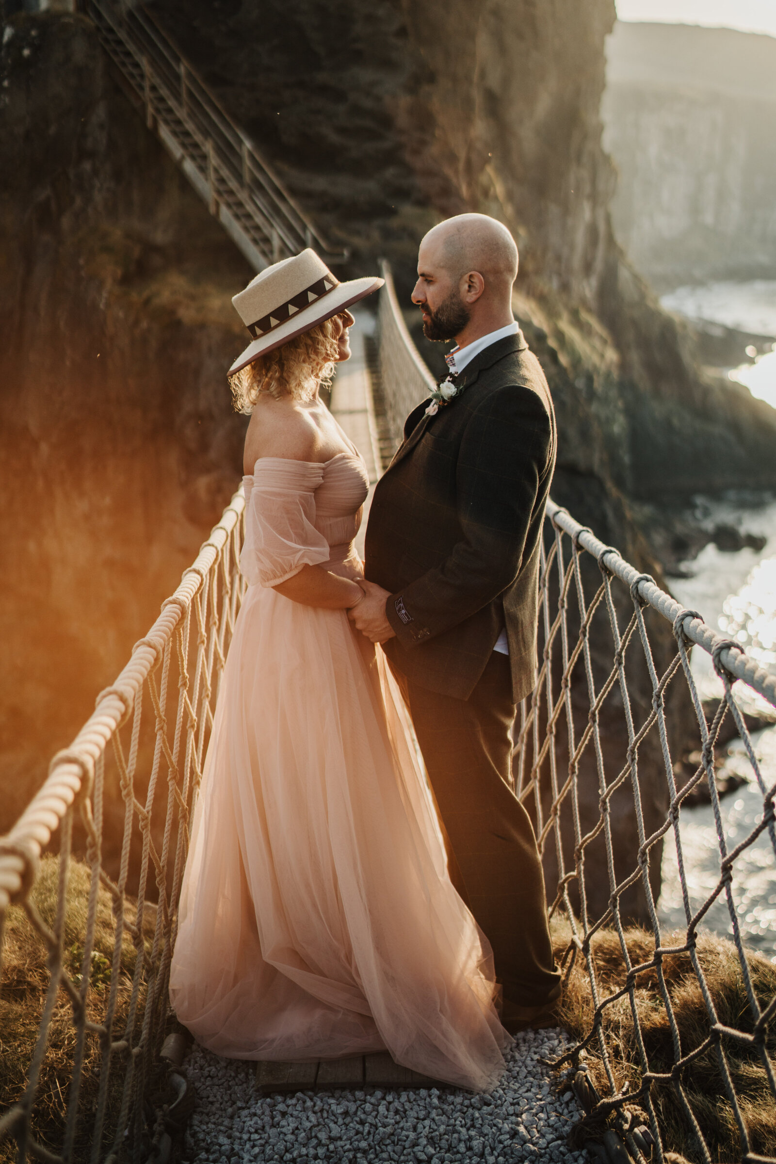 carrick-a-rede-rope-bridge-wedding-01396-91