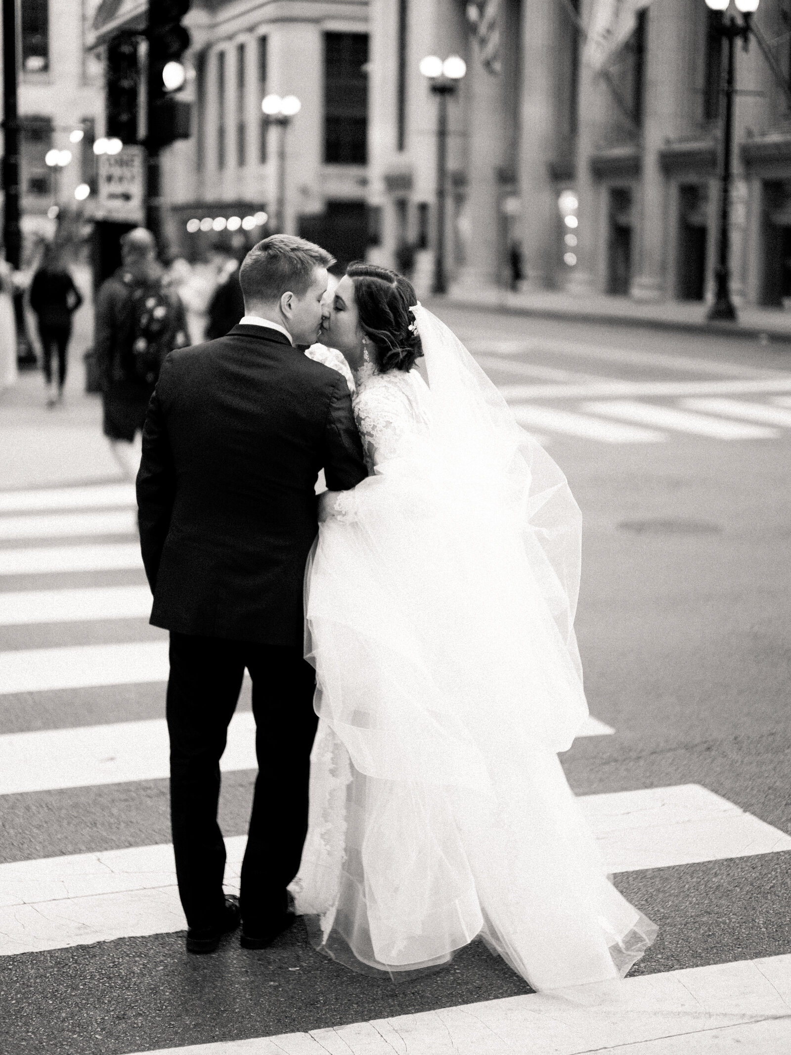 014-sean-cook-wedding-photography-chicago-couple-kiss