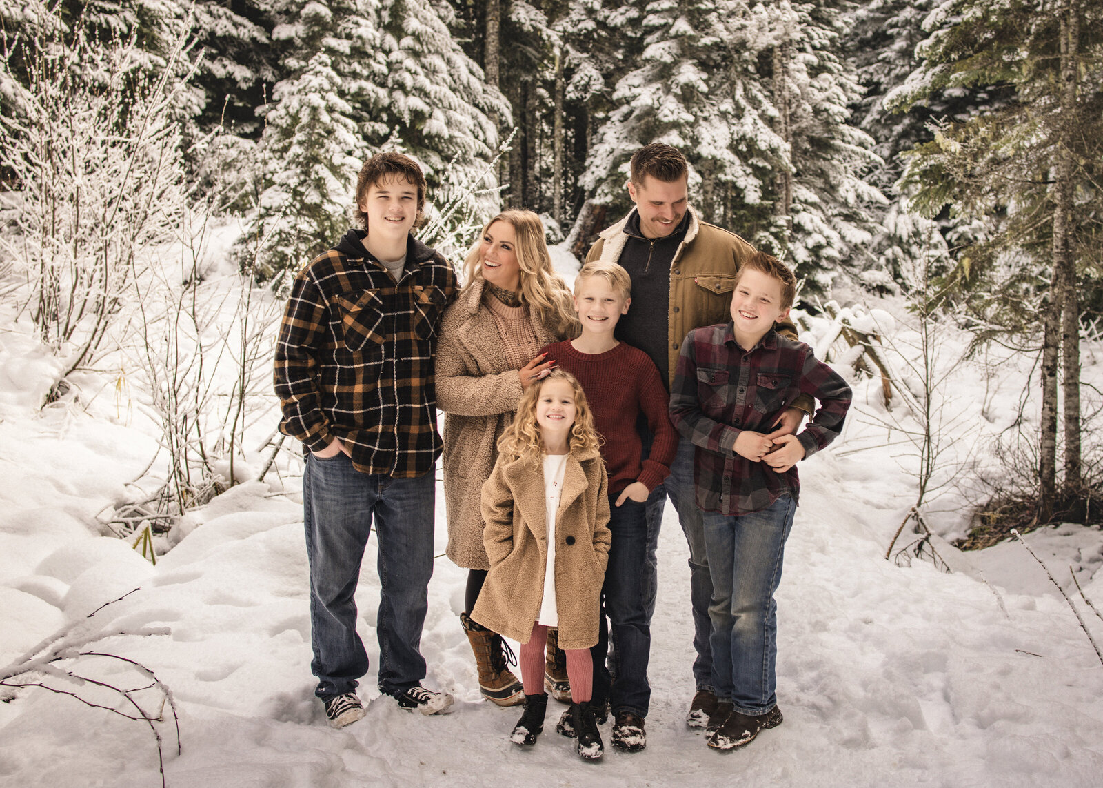 Family of 6 in the snow