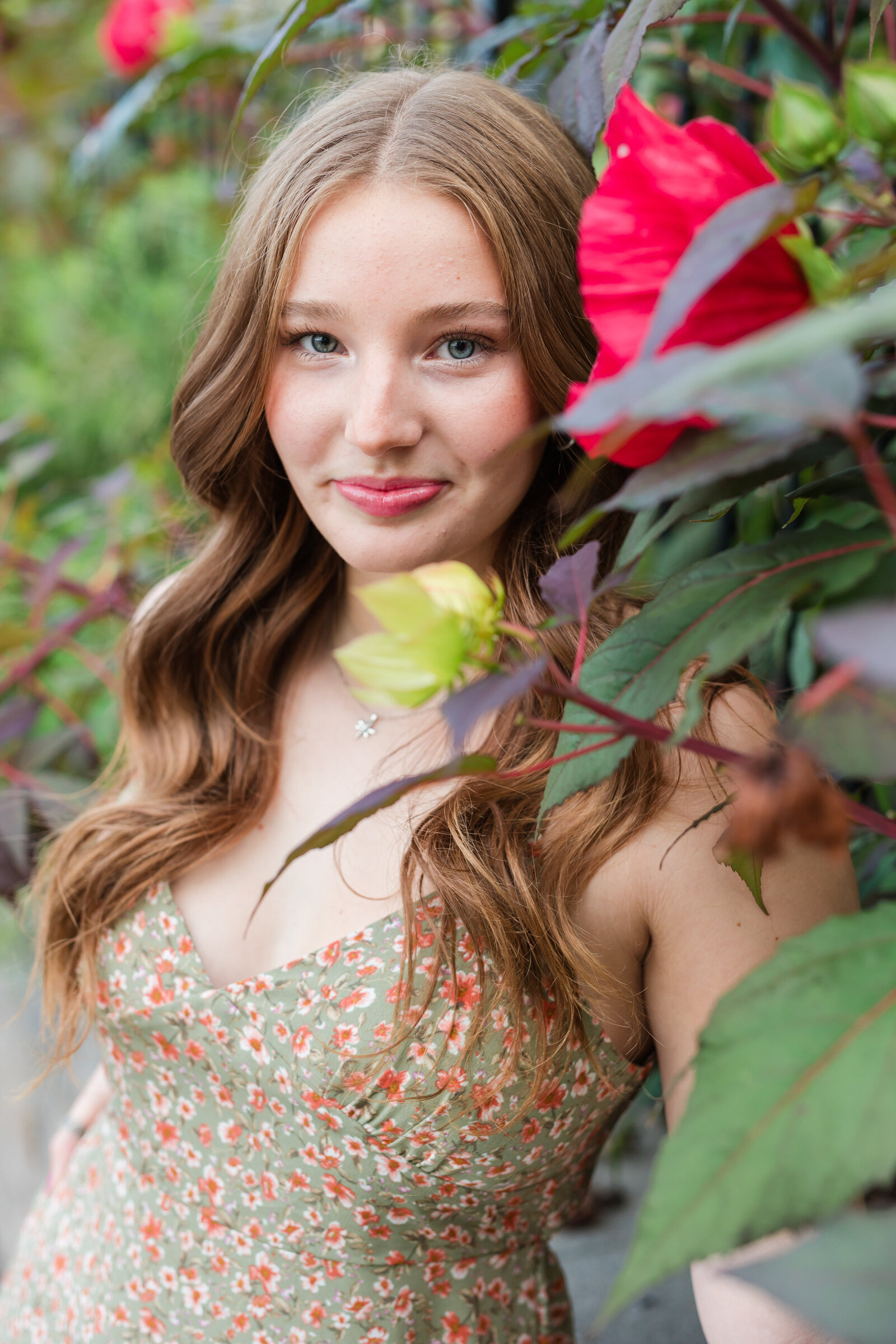 senior-girl-flowers-brunette