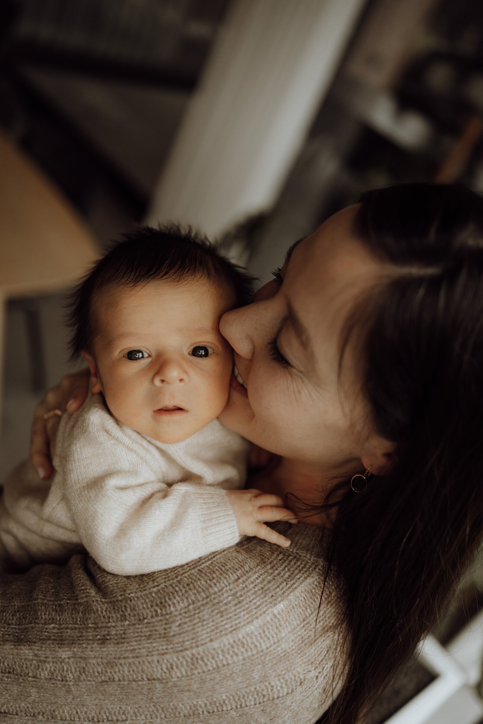 aan huis newbornfotoshoot, mama en baby, limburg