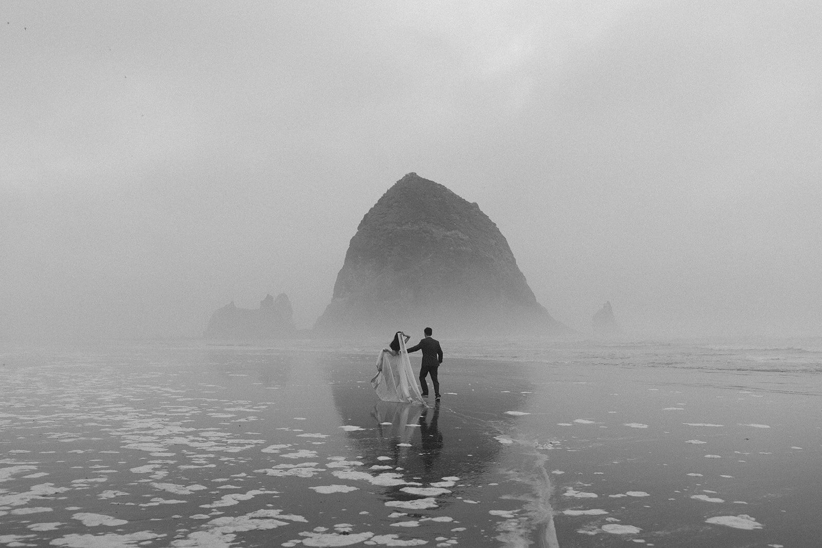 ali-rae-photography-cannon-beach-oregon-foggy-moody-elopement-59