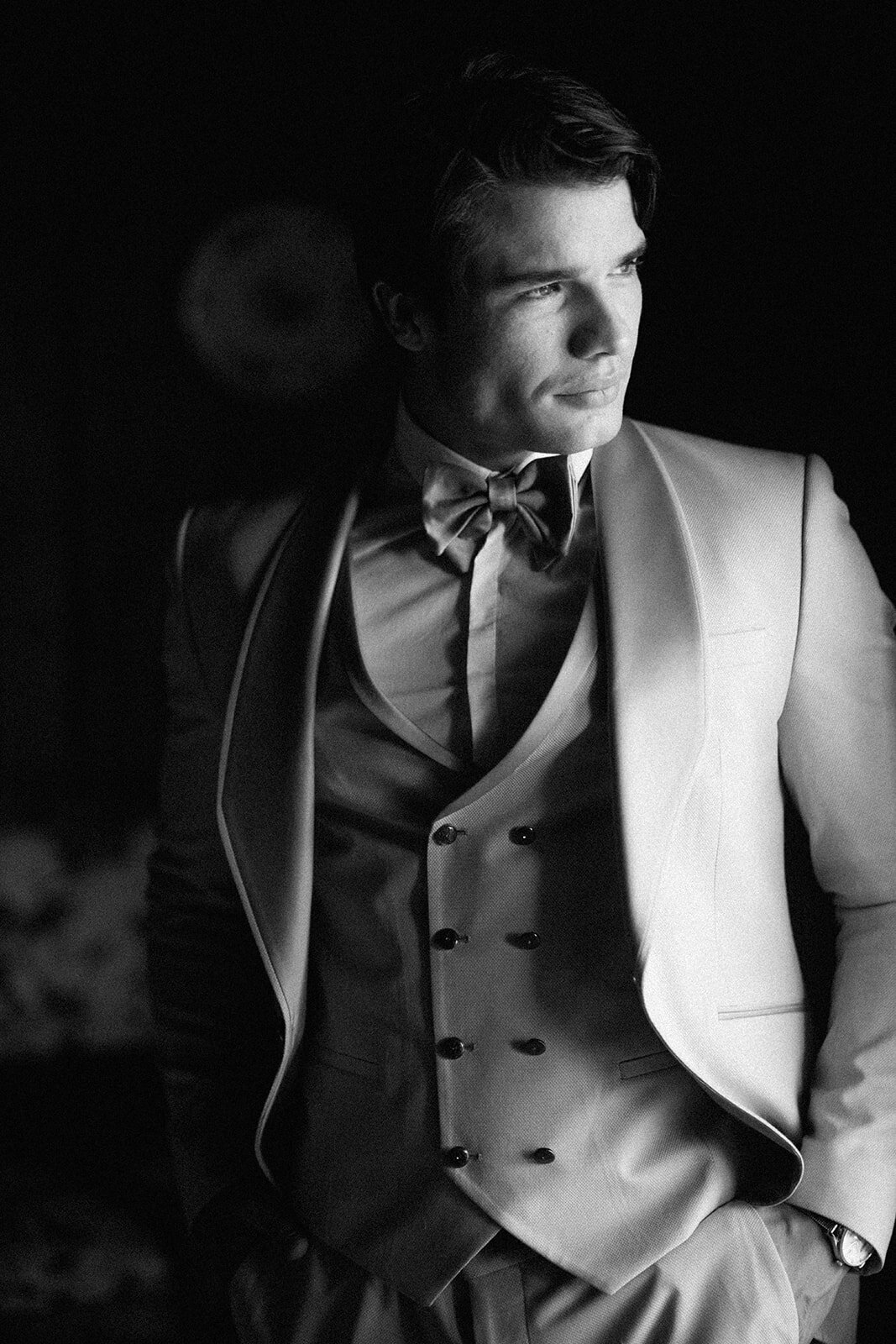 022_lake-como-wedding_jasmin-schuler-wedding-photographer-san-Francisco_getting-ready-groom-spicy-wedding-photos_COM04926_websize