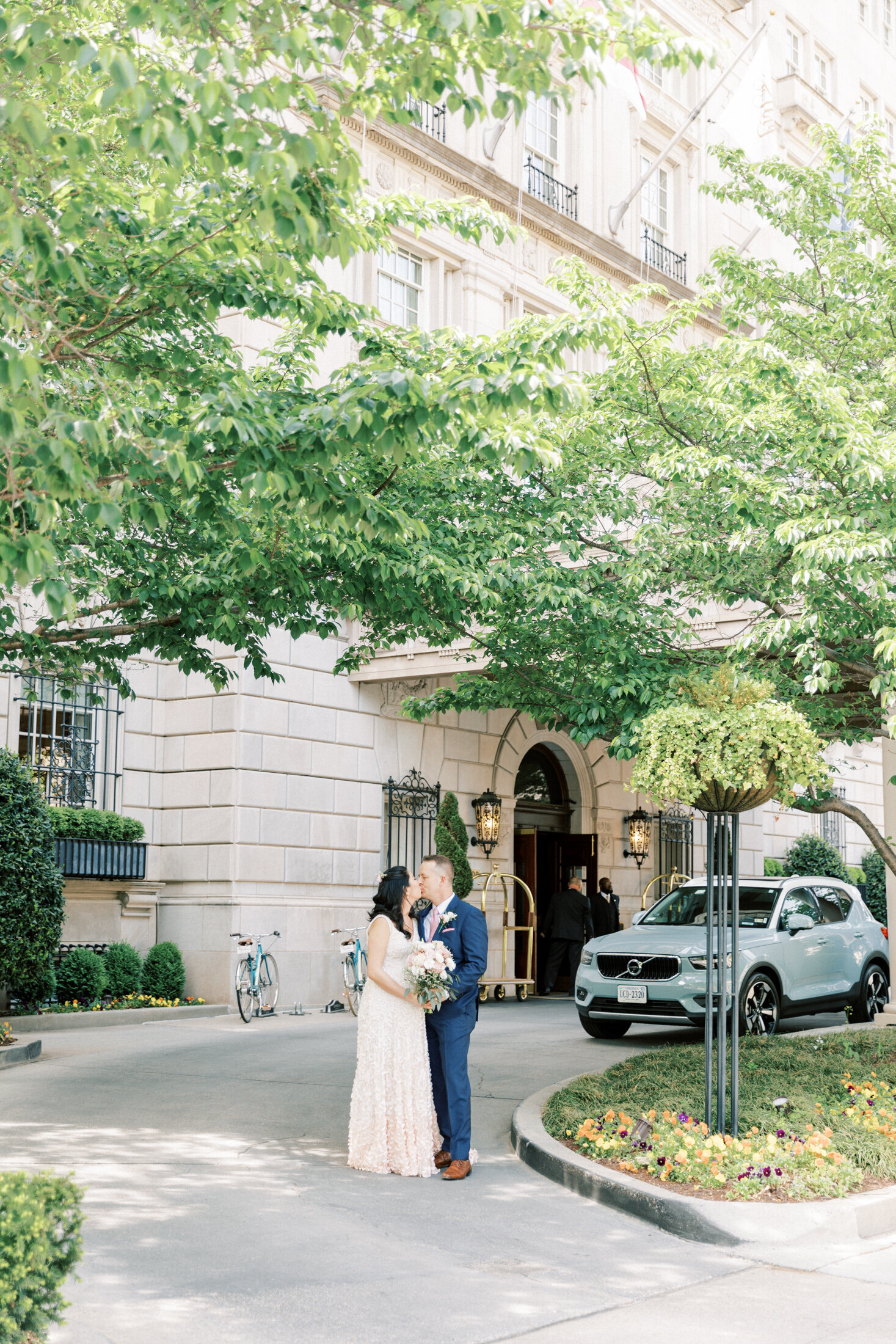 Married couple kiss in front of the Hay-Adams wedding venue