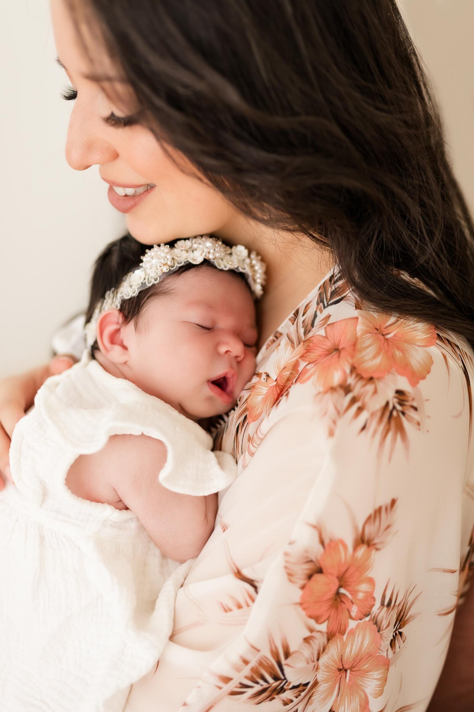 newborn photos in orlando with mom cuddling baby