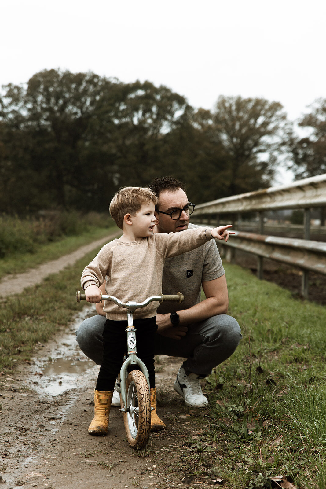 gezinsfotoshoot fotoshoot gezin gezinsfotografie gezinsfotograaf gezinsfotoshoot eindhoven gezinsshoot zwangerschap gezinsshoot buiten spontane gezinsfoto'a slledaags geluk