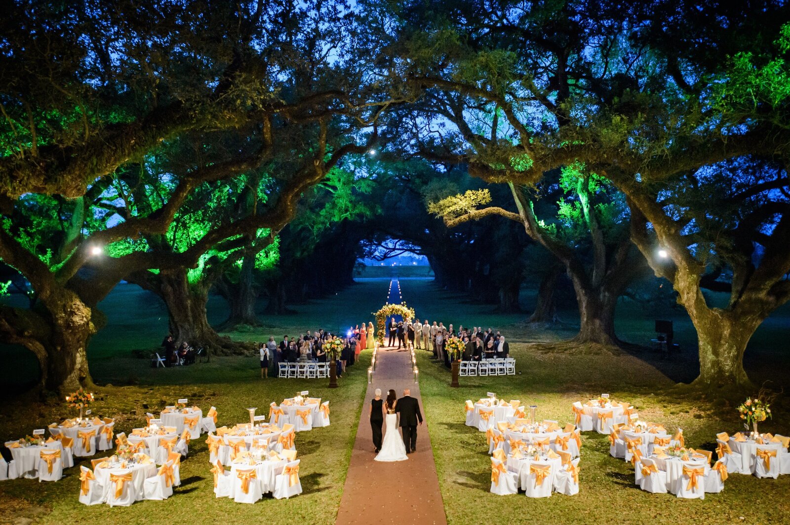 Evening wedding at Oak Alley Plantation in Vacherie