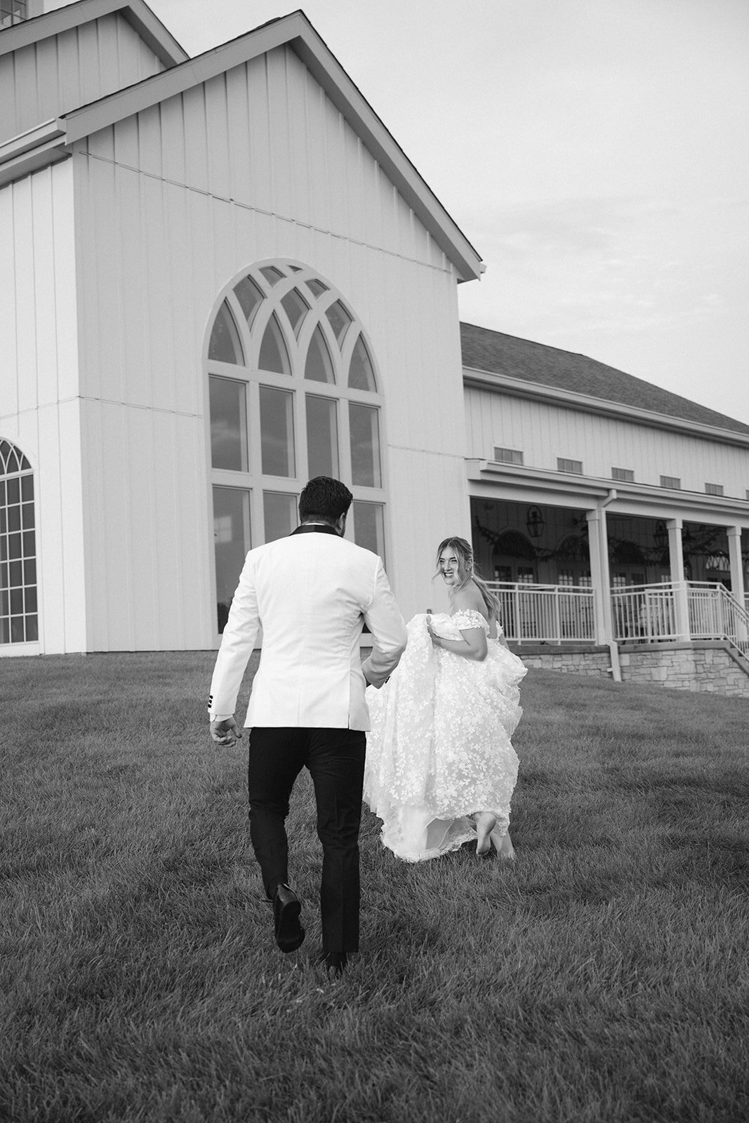 Jordan Grover Photo is a wedding photographer serving St. Louis, Central, and Eastern Missouri as well as travel + destination weddings. Jordan Grover Photo is an editorial and documentary style of photography.