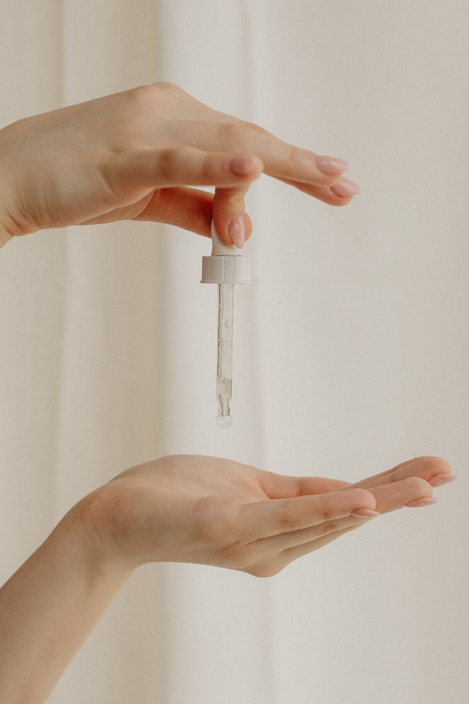 kaboompics_applying-facial-serum-for-enhanced-skin-care-32019 (1)