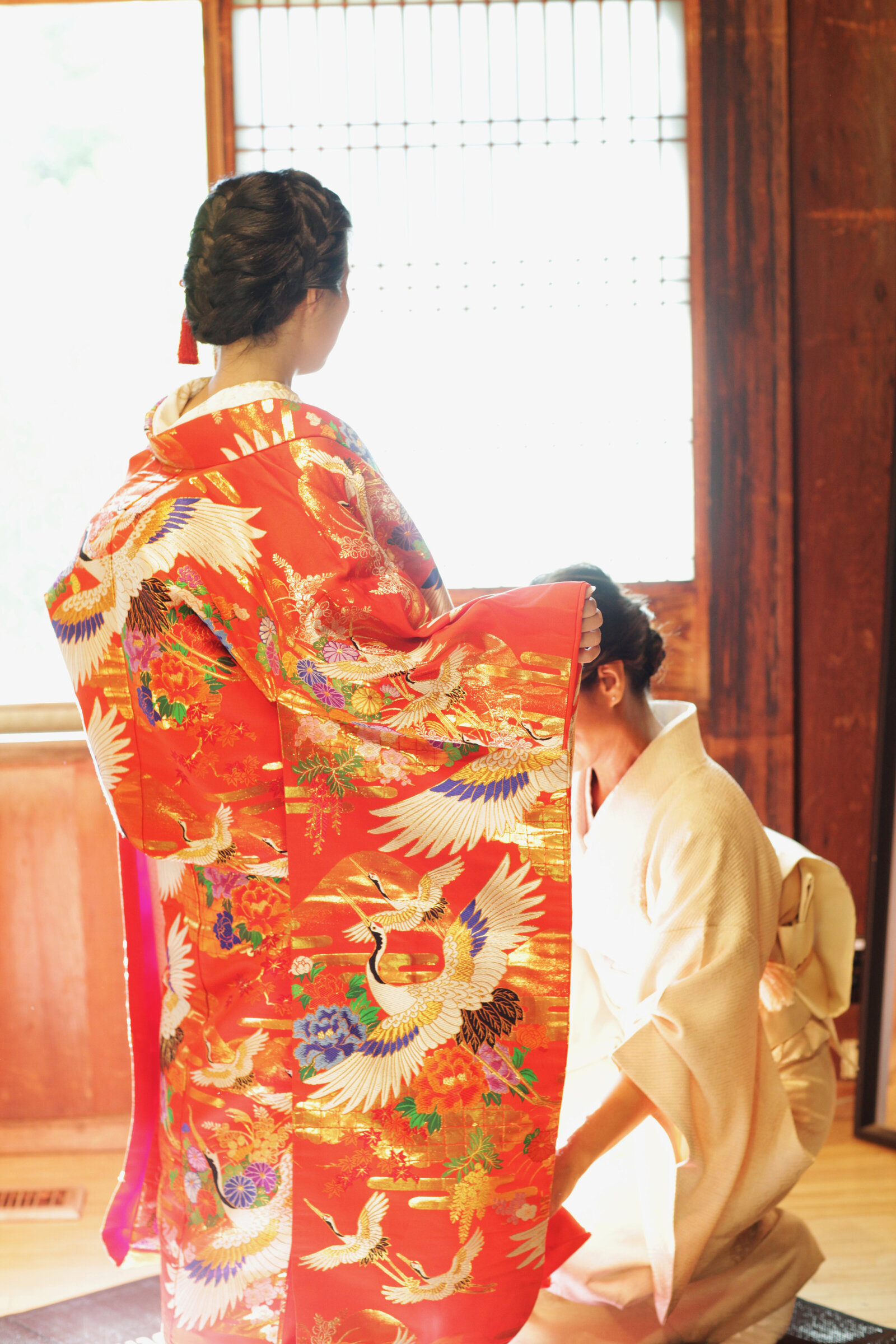 Red iro-uchikake with gold cranes at Hakone Estate & Gardens | 着物レンタル 和婚 色打掛 鶴文様 箱根エステート＆ガーデンズ