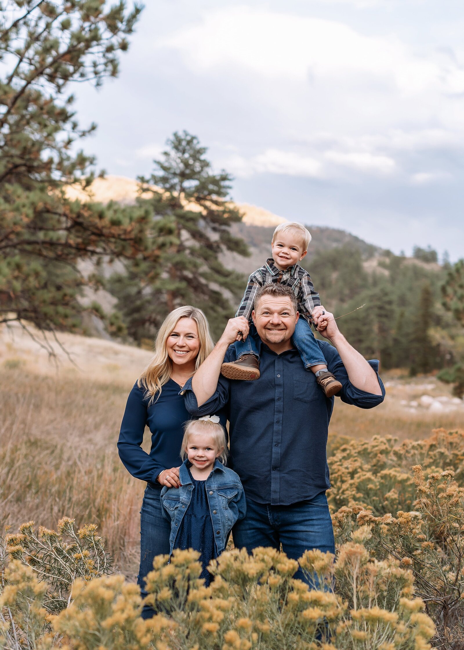 candid-family-photos-denver-mountains-min
