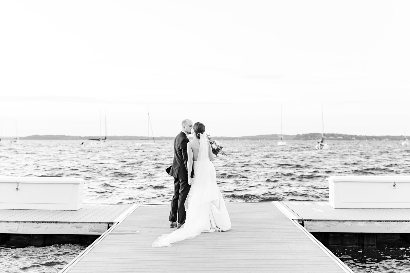 22_couple_kissing_on_pier_at_the_memorial_union_black_and_white