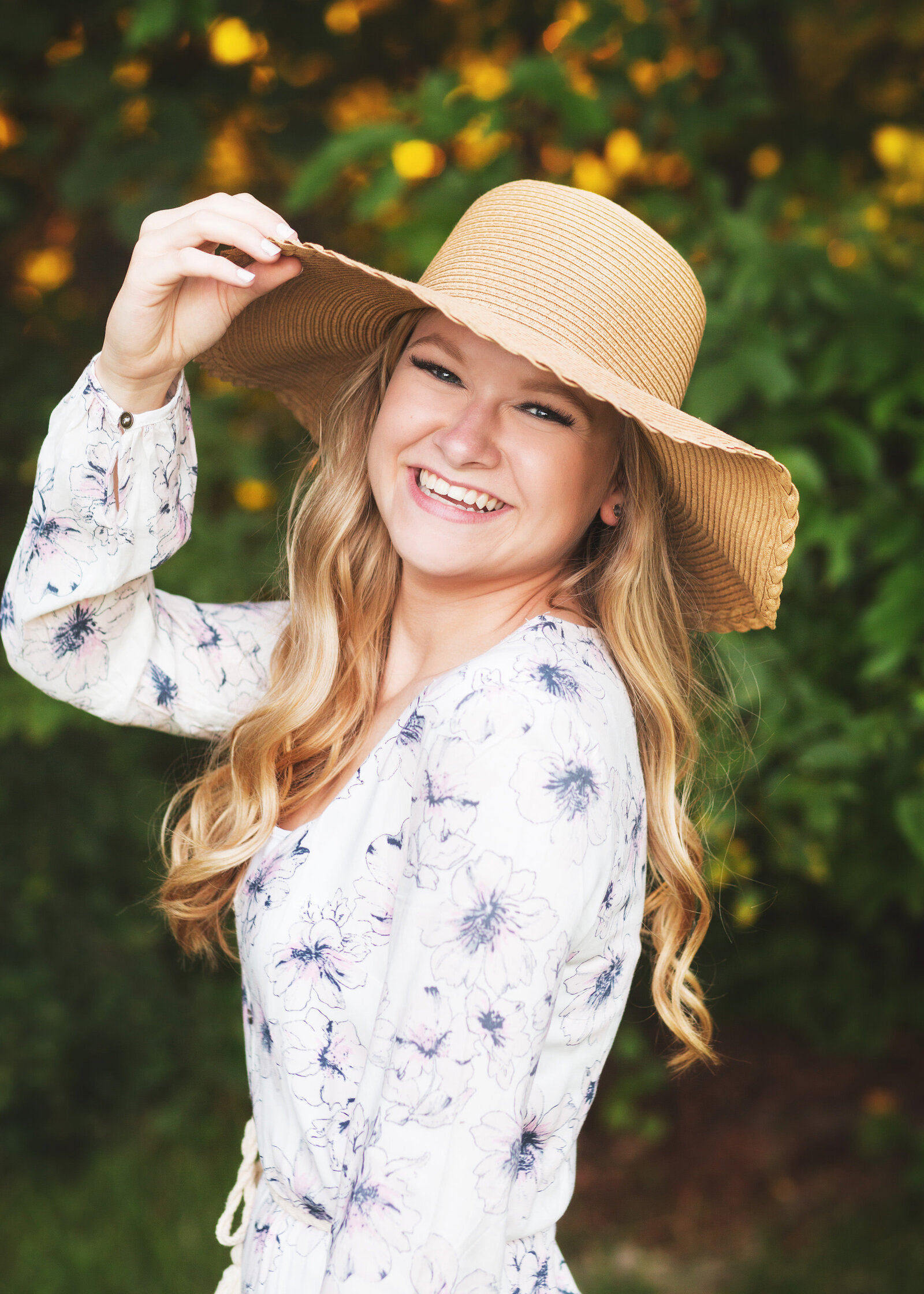 fun summer senior pics in sun hat